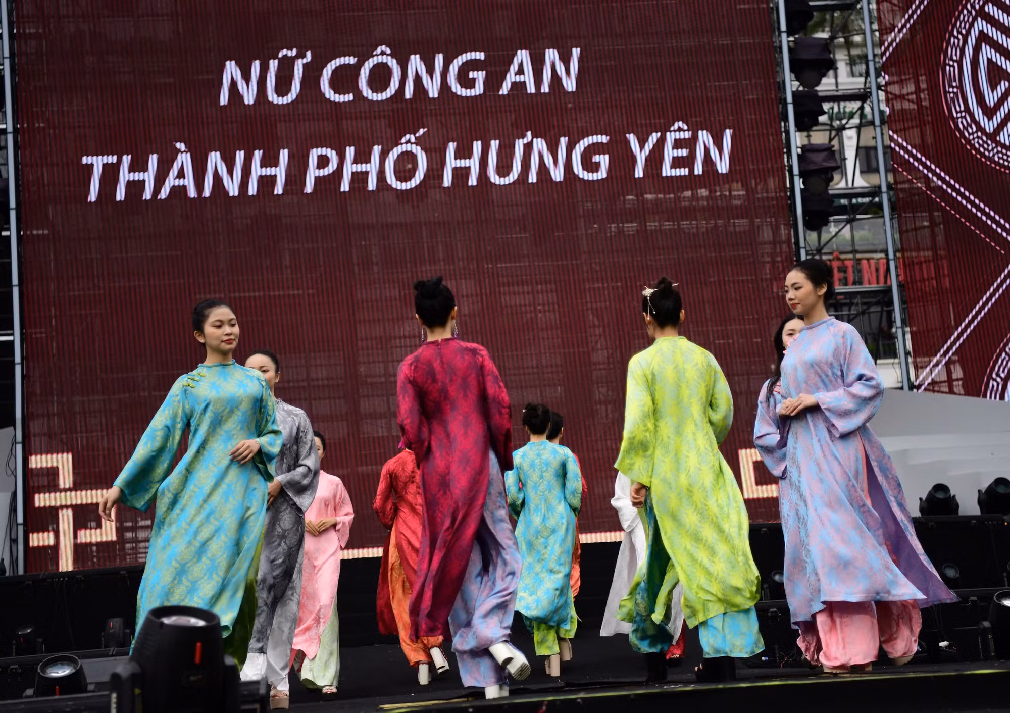 Lễ hội áo dài không chỉ là một sự kiện văn hóa đặc sắc mà còn là dịp để tri ân những đóng góp âm thầm nhưng quan trọng của phụ nữ Công an nhân dân trong công tác bảo vệ an ninh, trật tự và xây dựng xã hội phát triển.