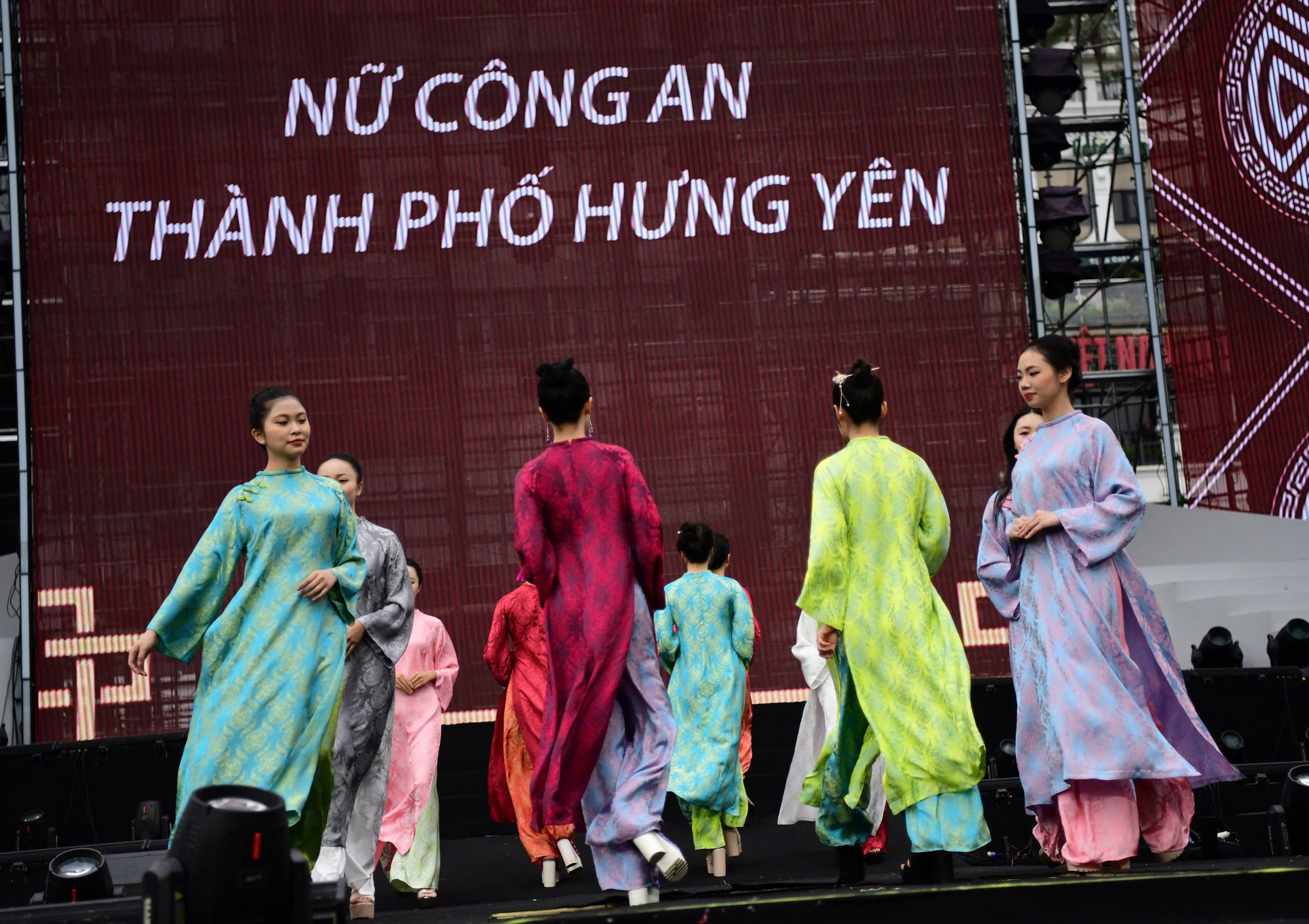 Lễ hội áo dài không chỉ là một sự kiện văn hóa đặc sắc mà còn là dịp để tri ân những đóng góp âm thầm nhưng quan trọng của phụ nữ Công an nhân dân trong công tác bảo vệ an ninh, trật tự và xây dựng xã hội phát triển.