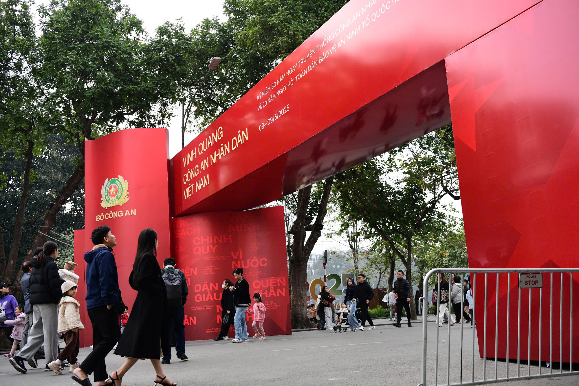 Nhân kỷ niệm 77 năm Ngày Công an nhân dân học tập, thực hiện 6 điều Bác Hồ dạy (11/3/1948-11/3/2025), hướng tới kỷ niệm 80 năm Ngày truyền thống Công an nhân dân (19/8/1945-19/8/2025) và 20 năm Ngày hội Toàn dân bảo vệ an ninh Tổ quốc (19/8/2005-19/8/2025), Bộ Công an tổ chức chuỗi hoạt động đặc sắc, giàu ý nghĩa chào mừng những sự kiện này.