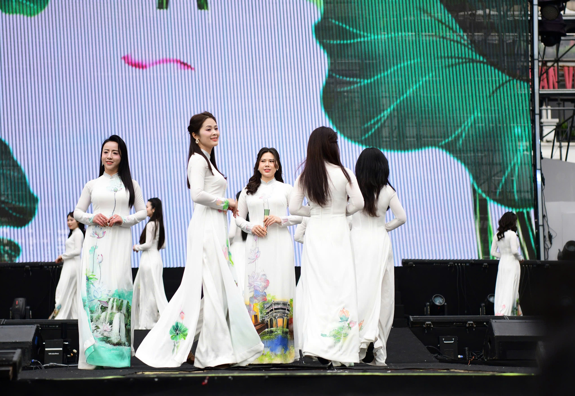 Màn trình diễn của Hội phụ nữ Cục C10.