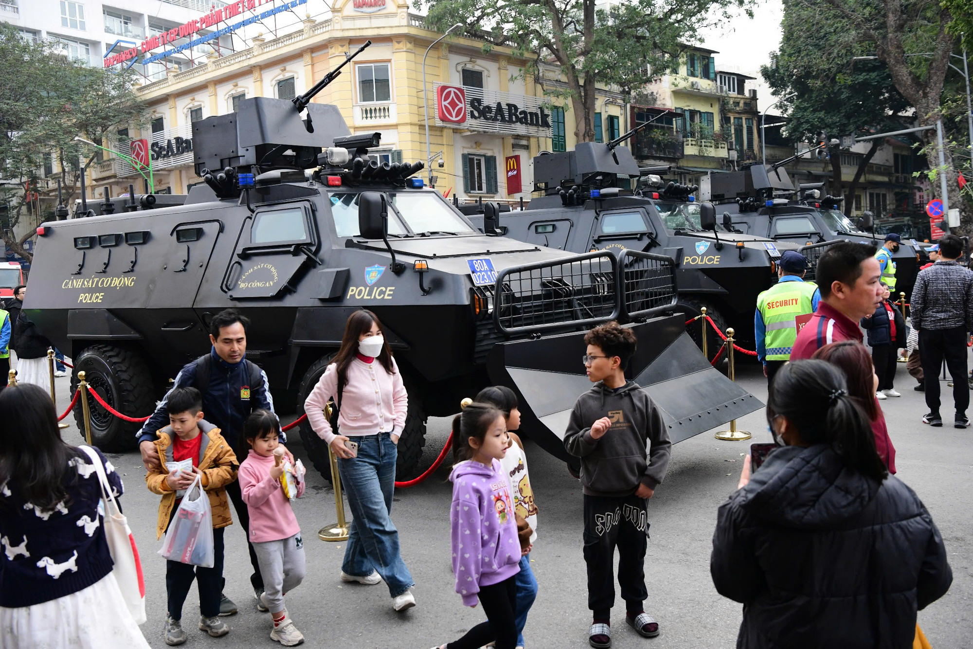 Tại sự kiện, Bộ Công an trưng bày các thiết bị công nghệ hiện đại, góp phần nâng cao hiệu quả yêu cầu bảo vệ an ninh quốc gia trong thời đại mới.