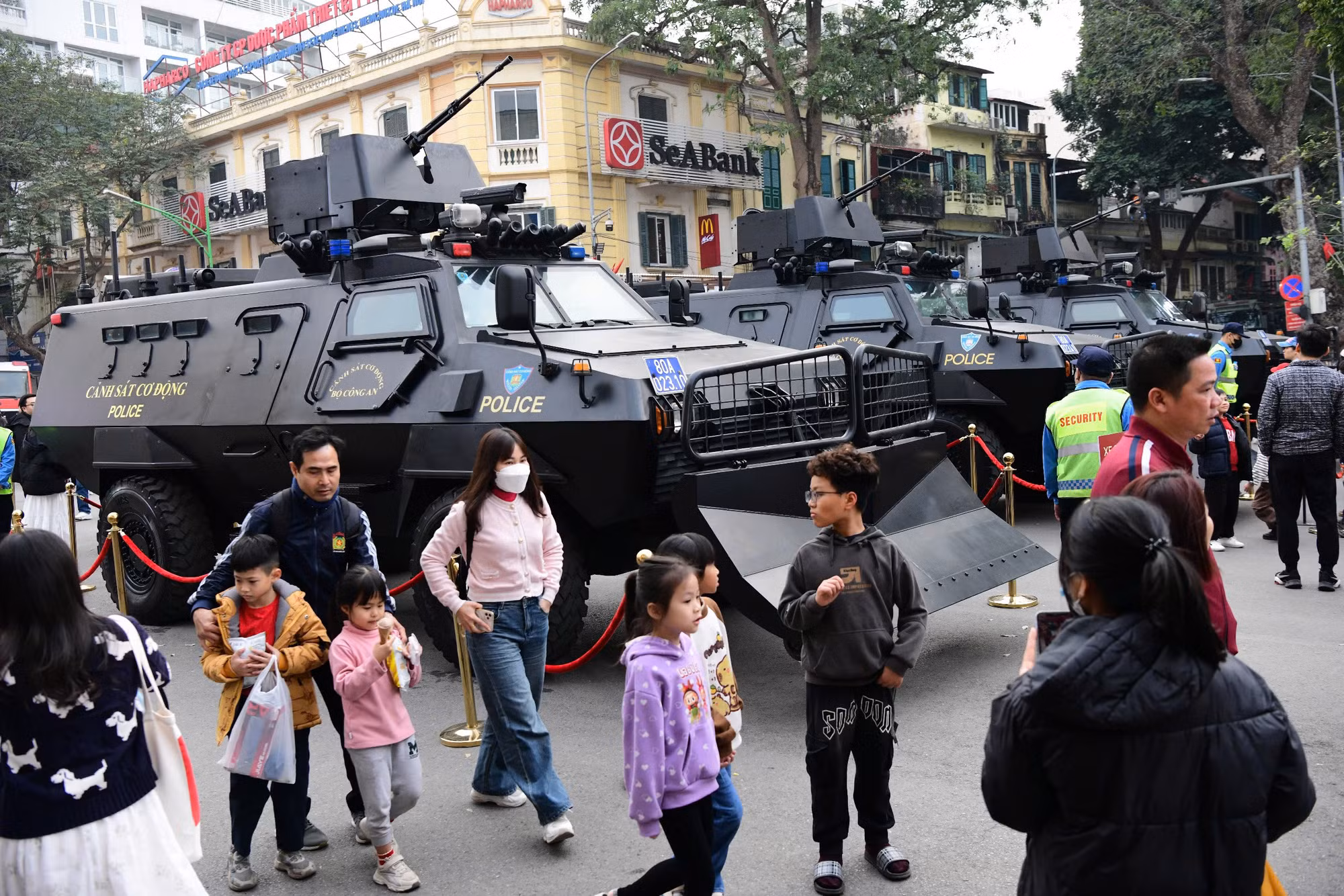 Tại sự kiện, Bộ Công an trưng bày các thiết bị công nghệ hiện đại, góp phần nâng cao hiệu quả yêu cầu bảo vệ an ninh quốc gia trong thời đại mới.