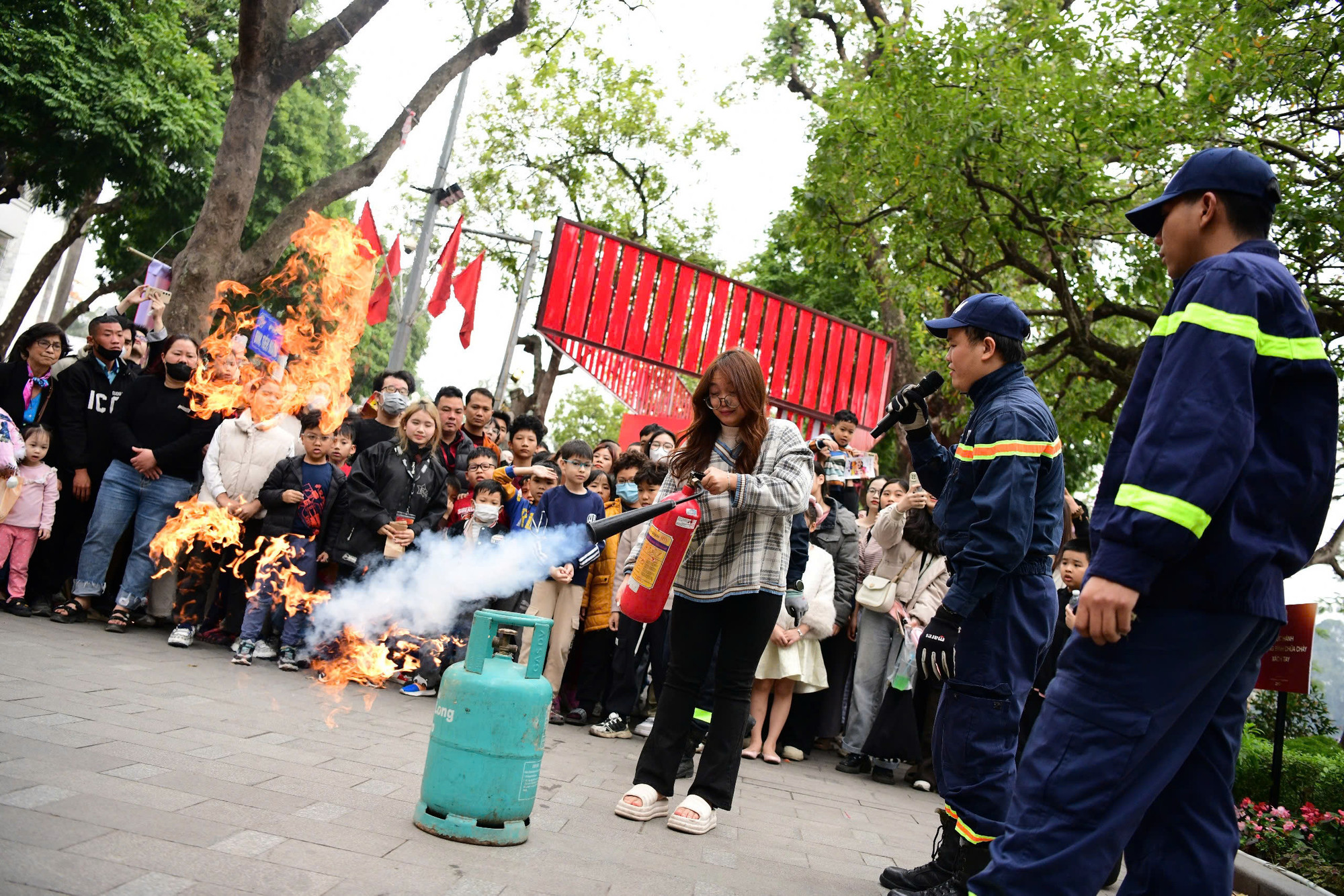 Các chiến sĩ Phòng cháy, chữa cháy tận tình hướng dẫn người dân các kỹ năng phòng, chống cháy nổ, trang bị những kiến thức thiết yếu để bảo vệ bản thân và cộng đồng trong chương trình.