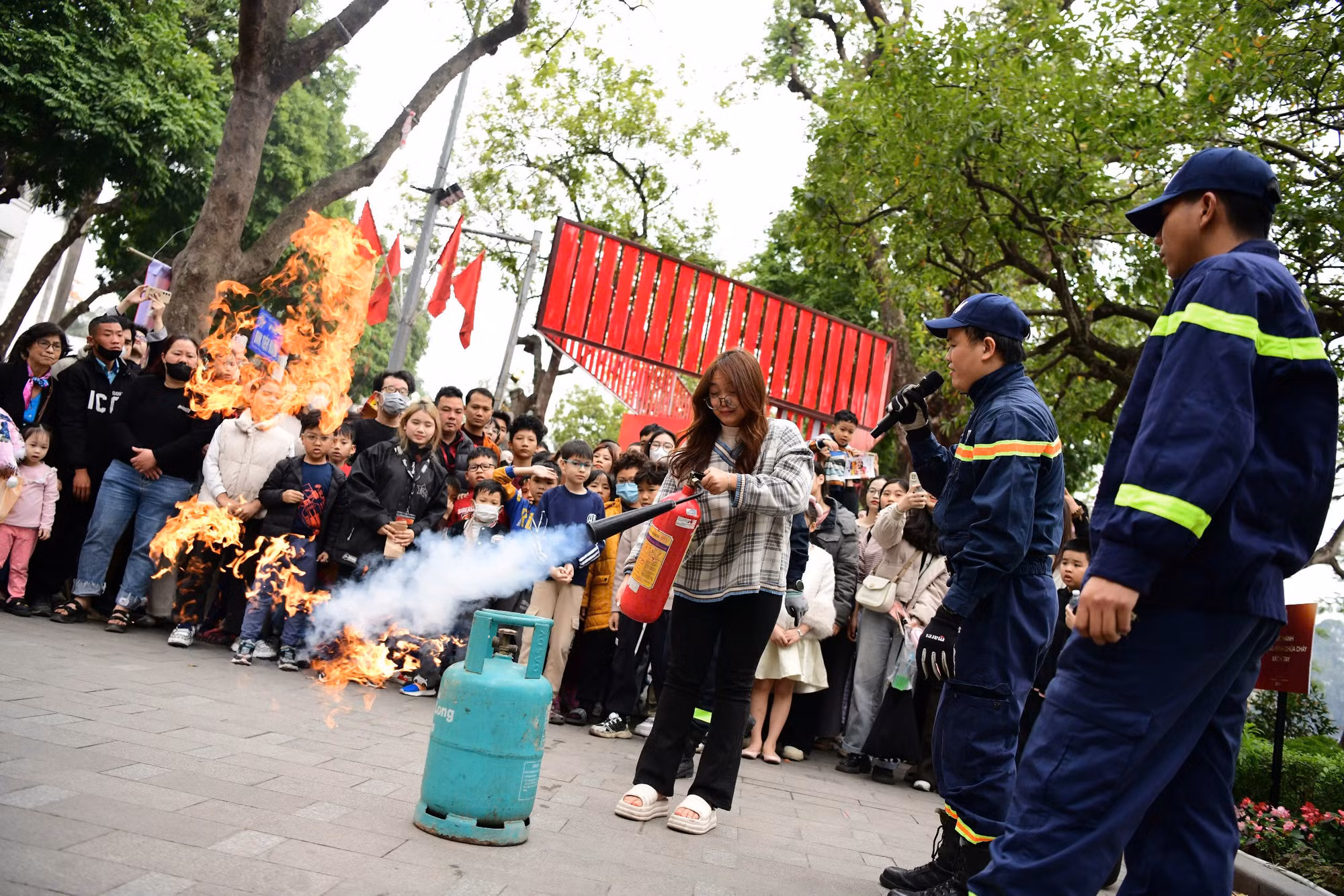 Các chiến sĩ Phòng cháy, chữa cháy tận tình hướng dẫn người dân các kỹ năng phòng, chống cháy nổ, trang bị những kiến thức thiết yếu để bảo vệ bản thân và cộng đồng trong chương trình.