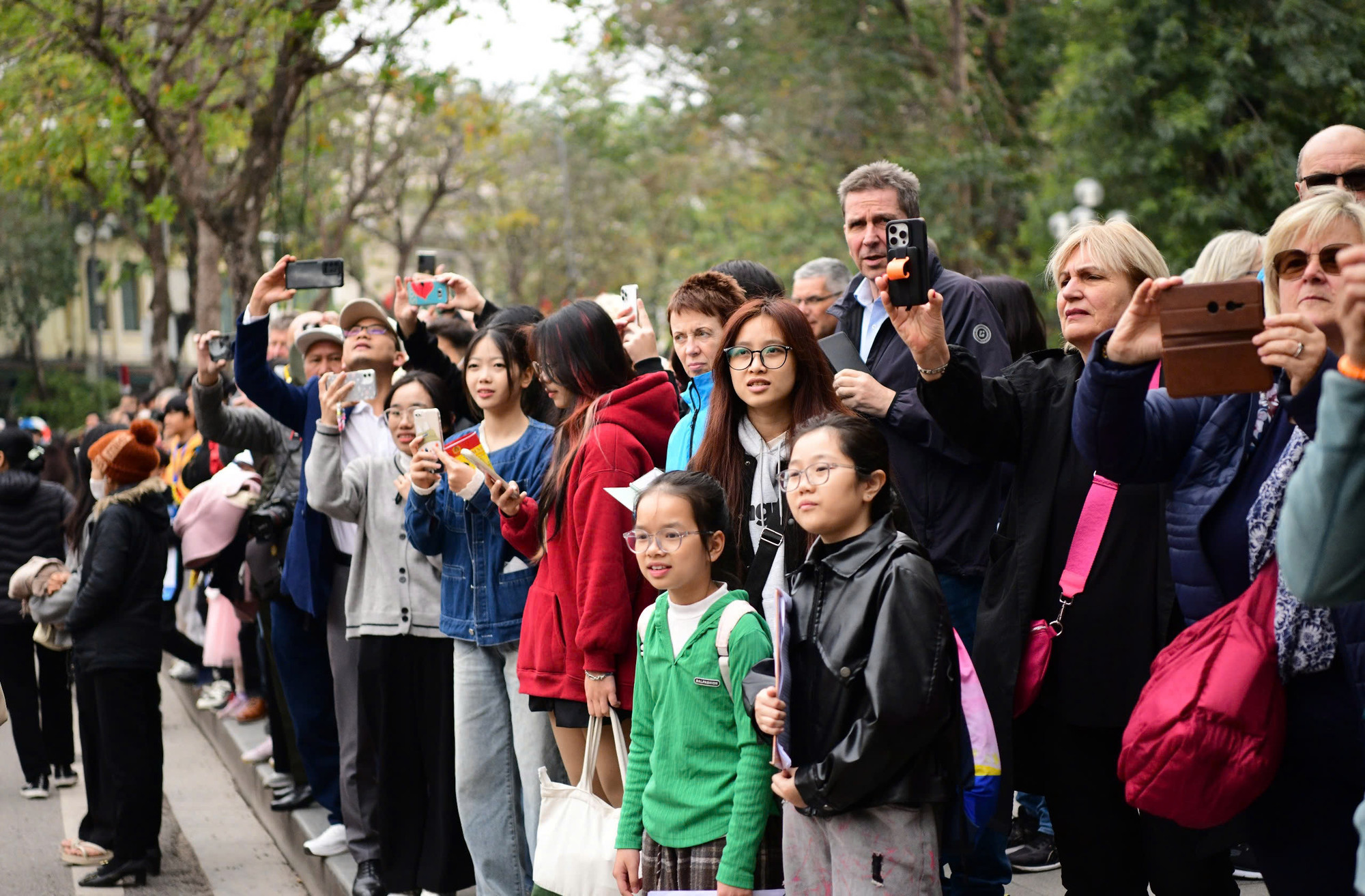 Nhân dân Thủ đô sôi nổi tham gia sự kiện.