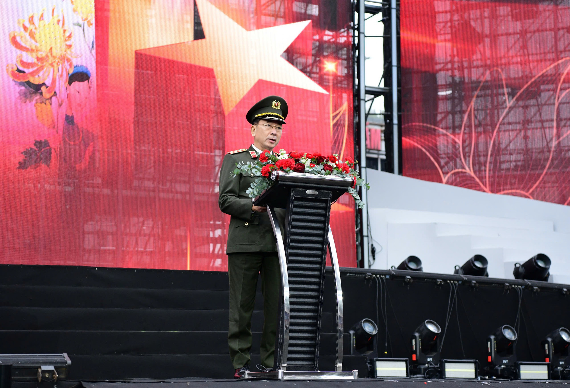 Thượng tướng Trần Quốc Tỏ, Ủy viên Trung ương Đảng, Phó Bí thư Đảng ủy Công an Trung ương, Thứ trưởng Công an, đã phát biểu khai mạc lễ hội, nhấn mạnh vai trò quan trọng của phụ nữ Công an nhân dân trong việc bảo vệ an ninh, trật tự xã hội, và sự phát triển của đất nước.