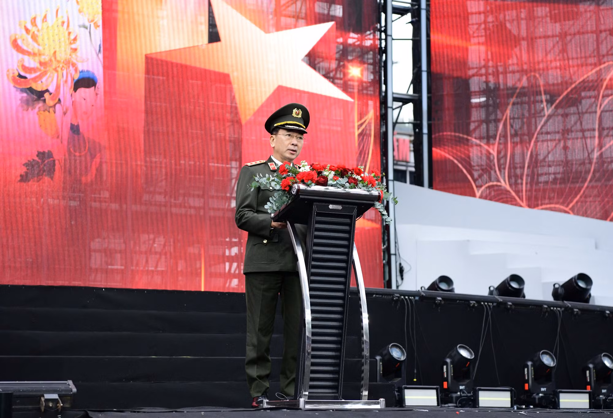 Thượng tướng Trần Quốc Tỏ, Ủy viên Trung ương Đảng, Phó Bí thư Đảng ủy Công an Trung ương, Thứ trưởng Công an, đã phát biểu khai mạc lễ hội, nhấn mạnh vai trò quan trọng của phụ nữ Công an nhân dân trong việc bảo vệ an ninh, trật tự xã hội, và sự phát triển của đất nước.