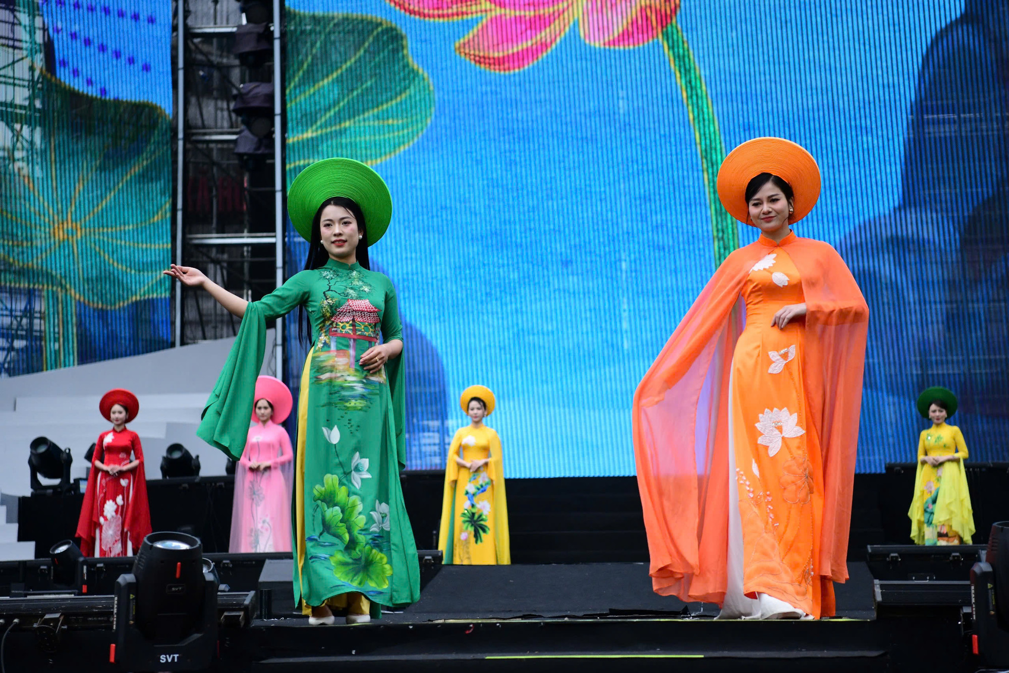 Các nữ chiến sĩ Công an nhân dân trong trang phục áo dài đã thể hiện vẻ đẹp trung hậu, đảm đang của người phụ nữ Việt Nam.