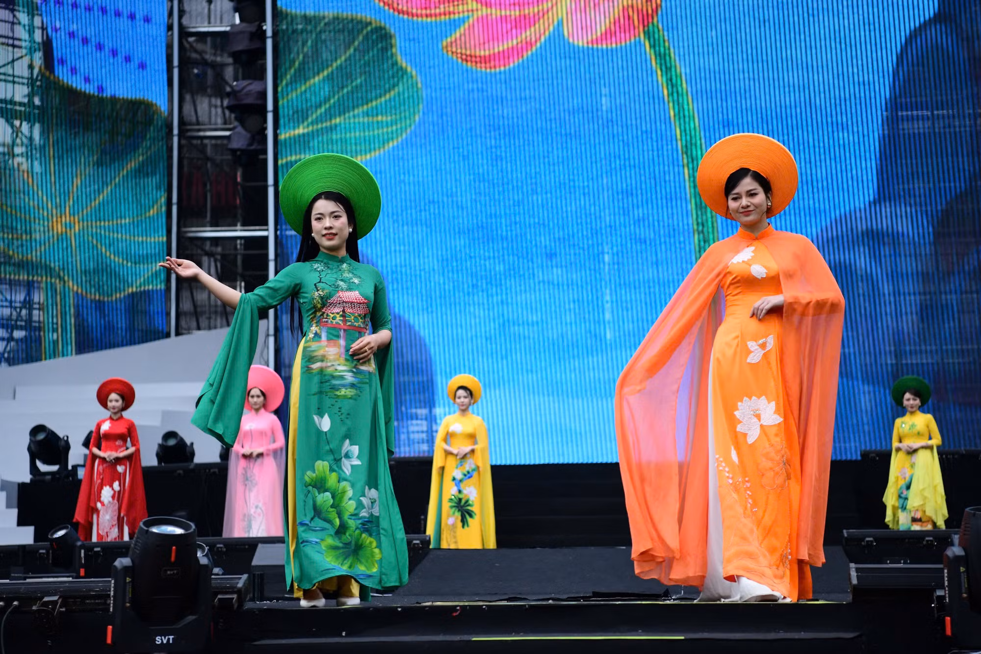 Các nữ chiến sĩ Công an nhân dân trong trang phục áo dài đã thể hiện vẻ đẹp trung hậu, đảm đang của người phụ nữ Việt Nam.