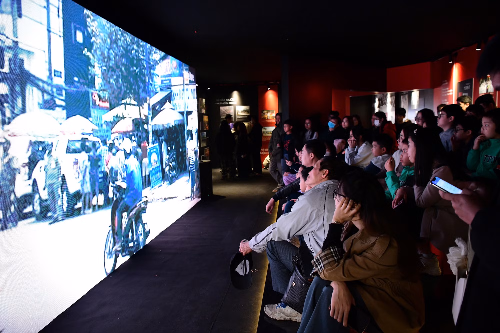 Người dân tham quan các khu trưng bày, nơi giới thiệu những tư liệu quý giá về các thành tích đạt được và những chuyên án phá án thành công, khẳng định chiến công vang dội của lực lượng Công an trong công tác đấu tranh chống tội phạm. Những chiến tích này không chỉ góp phần giữ gìn an ninh trật tự, mà còn mang lại bình yên, sự an tâm cho nhân dân, thể hiện rõ quyết tâm bảo vệ đất nước và cuộc sống của mỗi người dân.