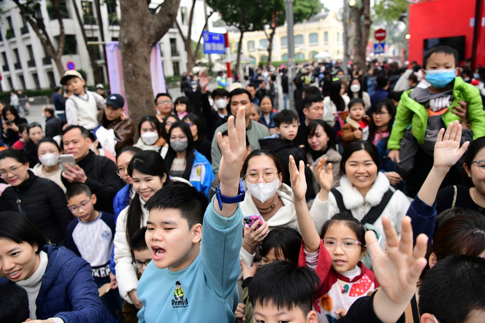 Rất đông người dân hào hứng tham gia các hoạt động trải nghiệm phòng cháy, chữa cháy do lực lượng Phòng cháy, chữa cháy của Bộ Công an tổ chức, để cùng nhau khám phá và trang bị những kiến thức quan trọng, thiết thực để bảo vệ bản thân và cộng đồng.