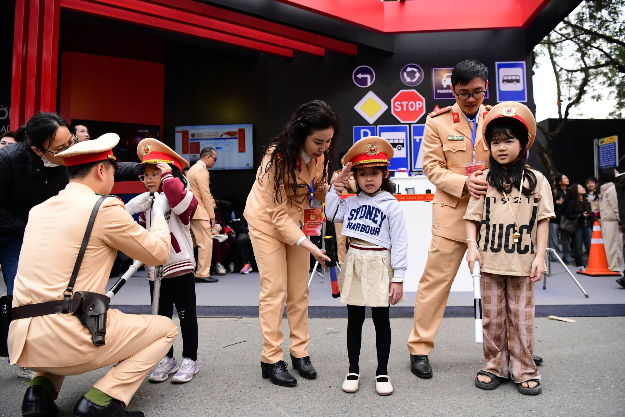 Các chiến sĩ Cảnh sát giao thông tận tình hướng dẫn các em thiếu nhi trở thành những chiến sĩ nhỏ, giúp các em hiểu và thực hành những kỹ năng cơ bản về an toàn giao thông, đồng thời khơi dậy trong các em lòng tự hào và ý thức trách nhiệm đối với cộng đồng ngay từ khi còn nhỏ.