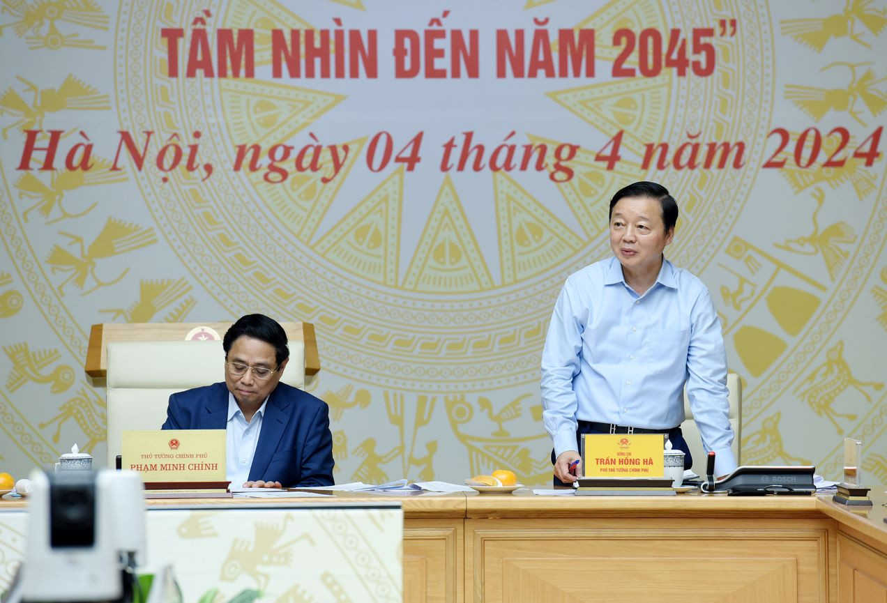 Phó Thủ tướng Trần Hồng Hà, Phó Chủ tịch Ủy ban quốc gia Đổi mới giáo dục và đào tạo điều hành thảo luận.