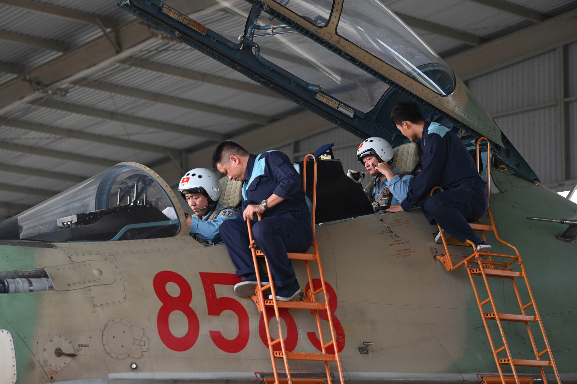 Phi đội Su-30MK2 chuẩn bị cất cánh từ sân bay Biên Hòa