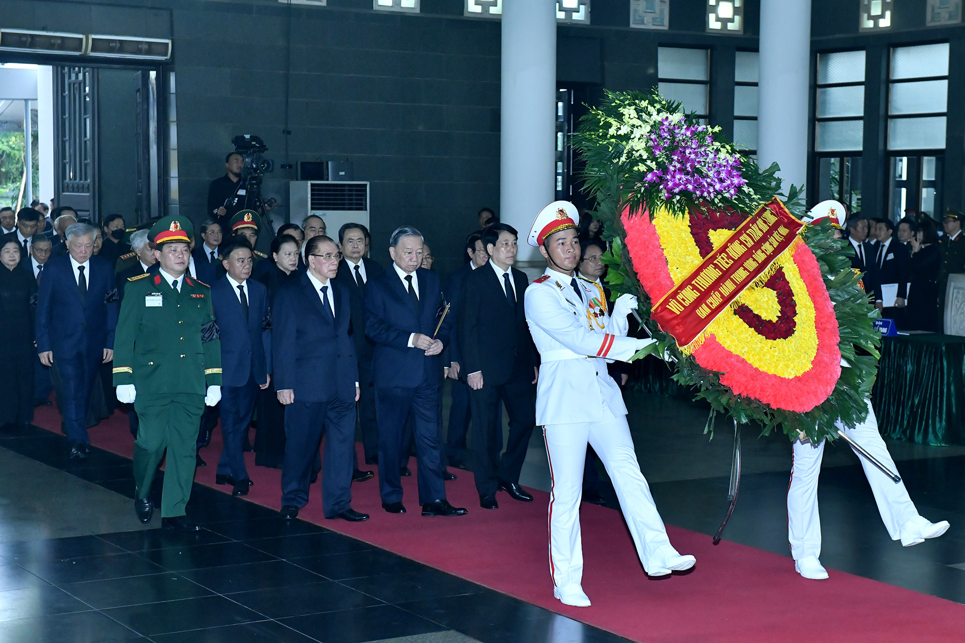 Đoàn đại biểu Ban Chấp hành Trung ương Đảng Cộng sản Việt Nam vào viếng nguyên Chủ tịch nước Trần Đức Lương. Ảnh Đăng Khoa
