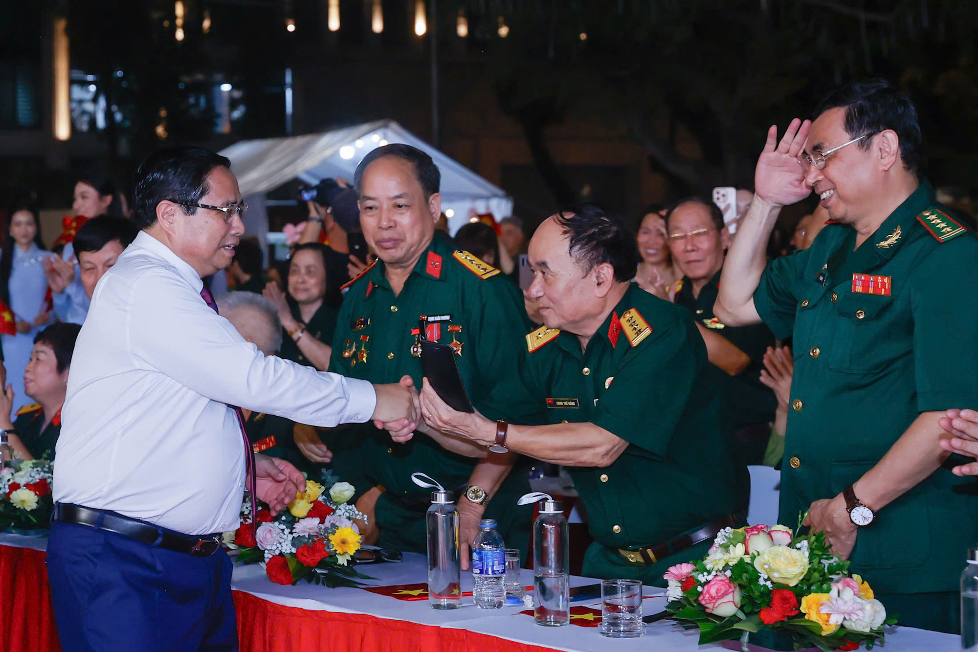 Thủ tướng Phạm Minh Chính thăm hỏi các đại biểu tham dự chương trình tại điểm cầu Hà Nội. Ảnh: TRẦN HẢI Thủ tướng Phạm Minh Chính thăm hỏi các đại biểu tham dự chương trình tại điểm cầu Hà Nội. Ảnh: TRẦN HẢI