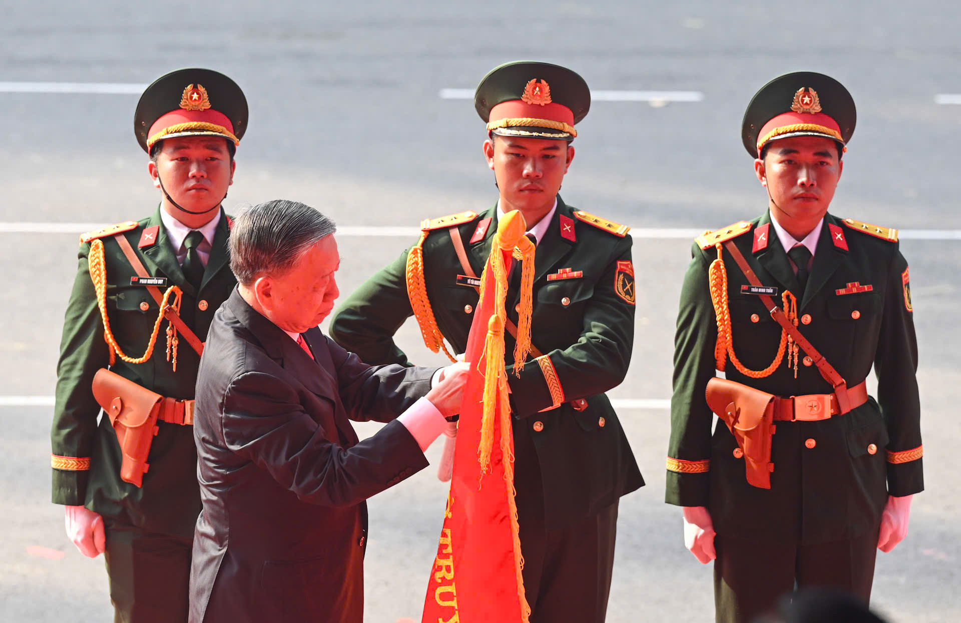 Tổng Bí thư Tô Lâm, thay mặt lãnh đạo Đảng, Nhà nước trao tặng danh hiệu “Anh hùng Lao động” cho Đảng bộ, Chính quyền và Nhân dân Thành phố Hồ Chí Minh. Ảnh: DUY LINH