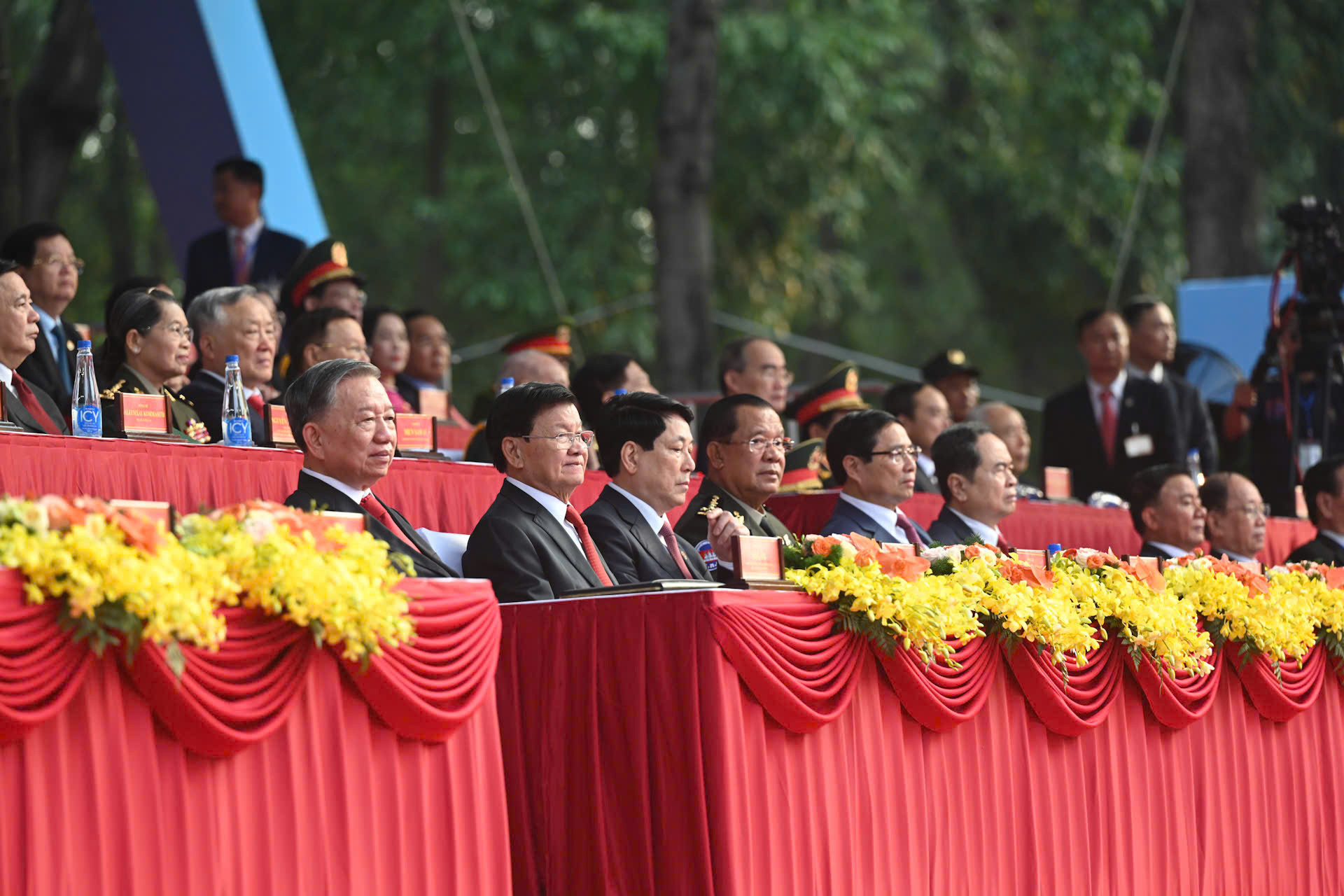 Các đồng chí lãnh đạo Đảng và Nhà nước cùng các quan khách quốc tế trên lễ đài (Ảnh: Duy Linh) Các đồng chí lãnh đạo Đảng và Nhà nước cùng các quan khách quốc tế trên lễ đài (Ảnh: Duy Linh)