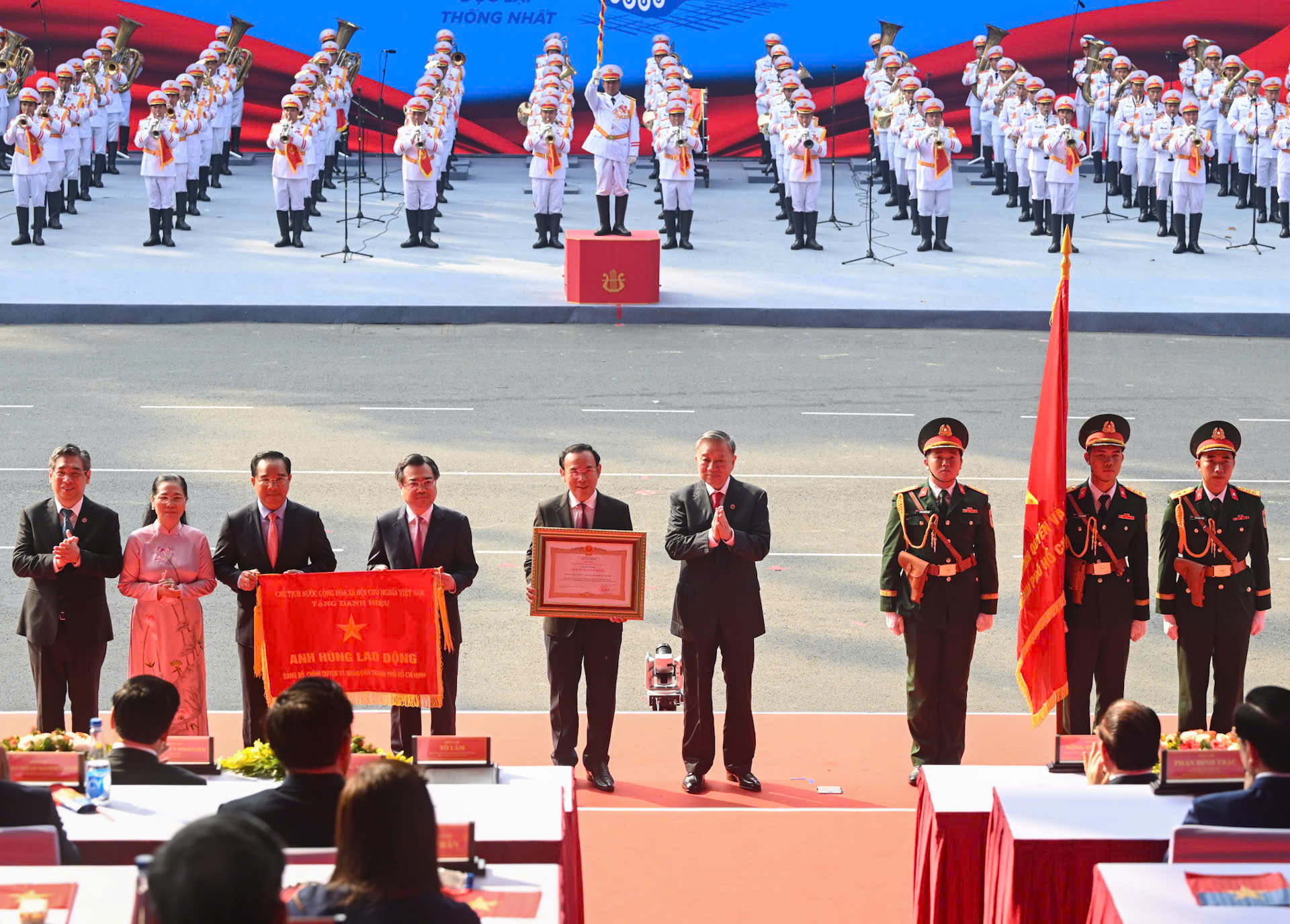 Tổng Bí thư Tô Lâm, thay mặt lãnh đạo Đảng, Nhà nước trao tặng danh hiệu “Anh hùng Lao động” cho Đảng bộ, Chính quyền và Nhân dân Thành phố Hồ Chí Minh. Ảnh: DUY LINH