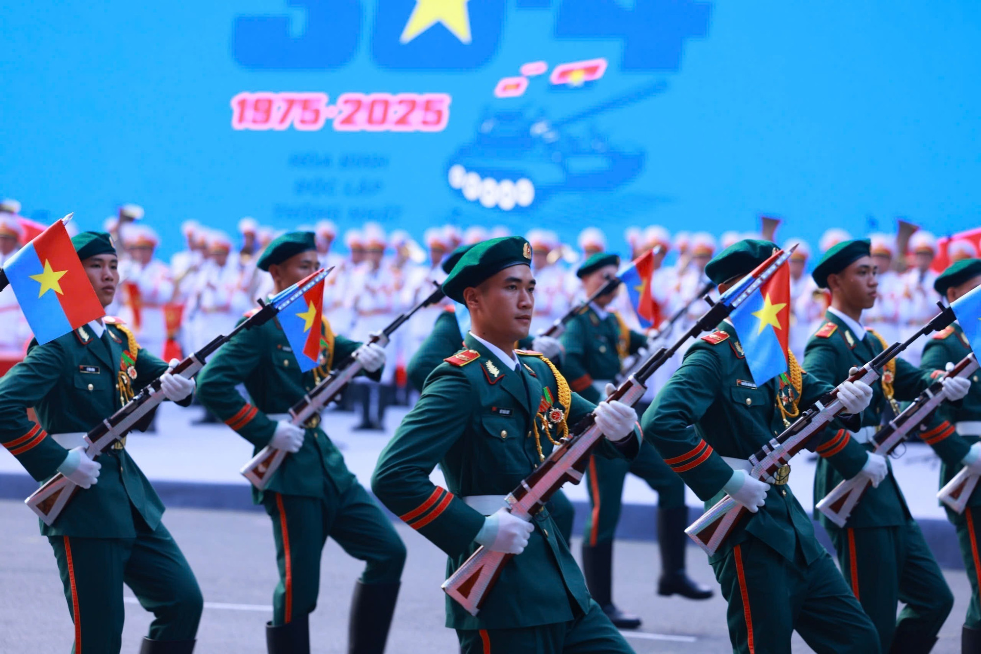 Màn súng kết hợp quân nhạc xếp hình nghệ thuật “Đất nước trọn niềm vui” do Đoàn Nghi lễ Quân đội, Trường Đại học Văn hoá Nghệ thuật Quân đội, Đoàn Văn công Quân khu 1, Đoàn văn công quân khu 3 , Đoàn văn công Quân khu 9 biểu diễn. Ảnh: TTXVN Màn súng kết hợp quân nhạc xếp hình nghệ thuật “Đất nước trọn niềm vui” do Đoàn Nghi lễ Quân đội, Trường Đại học Văn hoá Nghệ thuật Quân đội, Đoàn Văn công Quân khu 1, Đoàn văn công quân khu 3 , Đoàn văn công Quân khu 9 biểu diễn. Ảnh: TTXVN