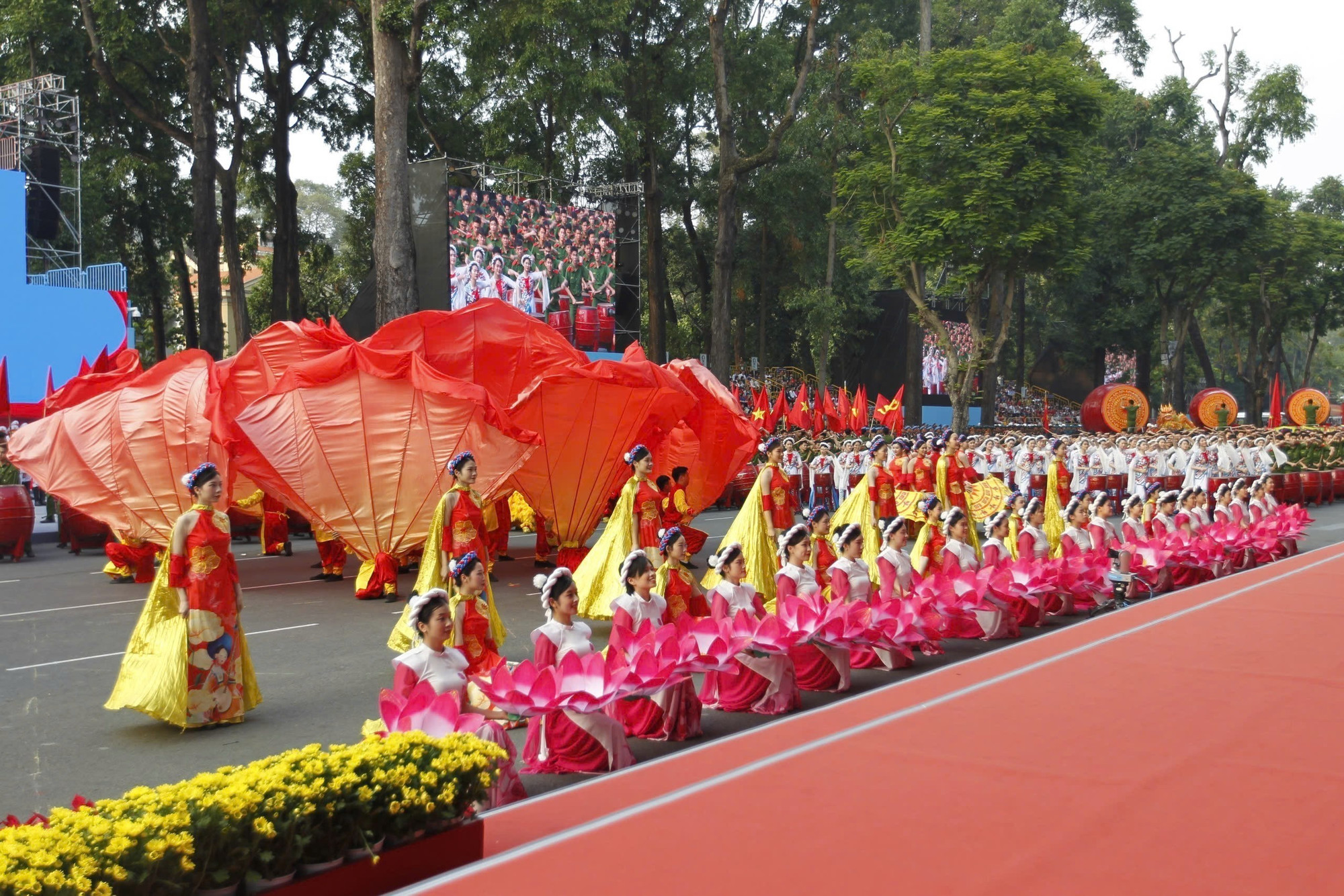 Chương trình nghệ thuật “Rạng rỡ non sông Việt Nam”. Ảnh: TTXVN