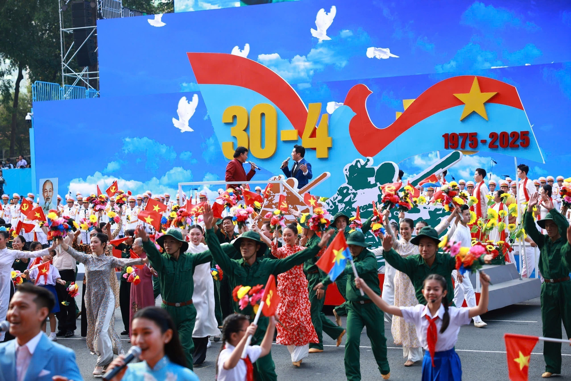 Chương trình nghệ thuật “Rạng rỡ non sông Việt Nam”. Ảnh: TTXVN