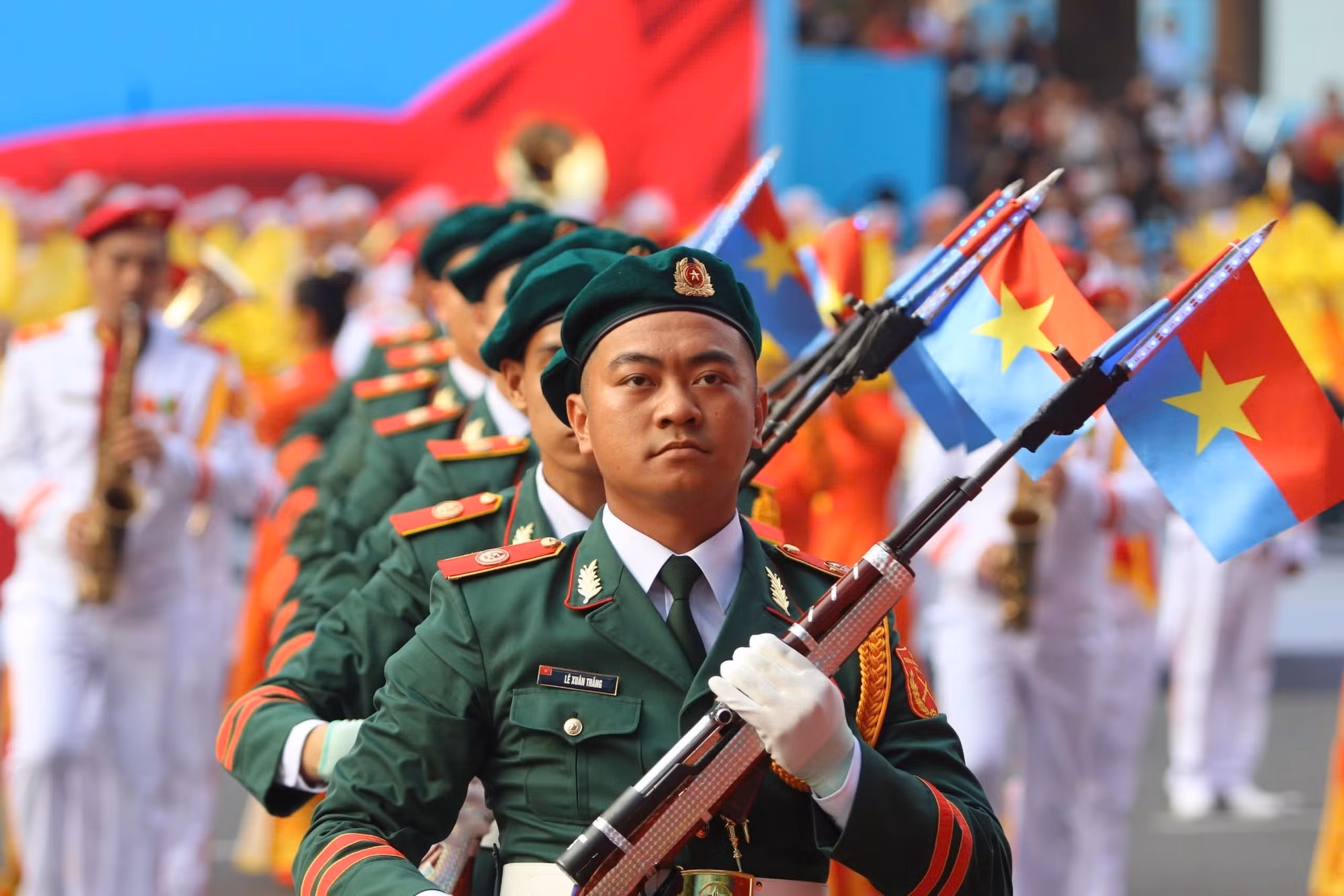 Màn súng kết hợp quân nhạc xếp hình nghệ thuật “Đất nước trọn niềm vui” do Đoàn Nghi lễ Quân đội, Trường Đại học Văn hoá Nghệ thuật Quân đội, Đoàn Văn công Quân khu 1, Đoàn văn công quân khu 3 , Đoàn văn công Quân khu 9 biểu diễn. Ảnh: TTXVN