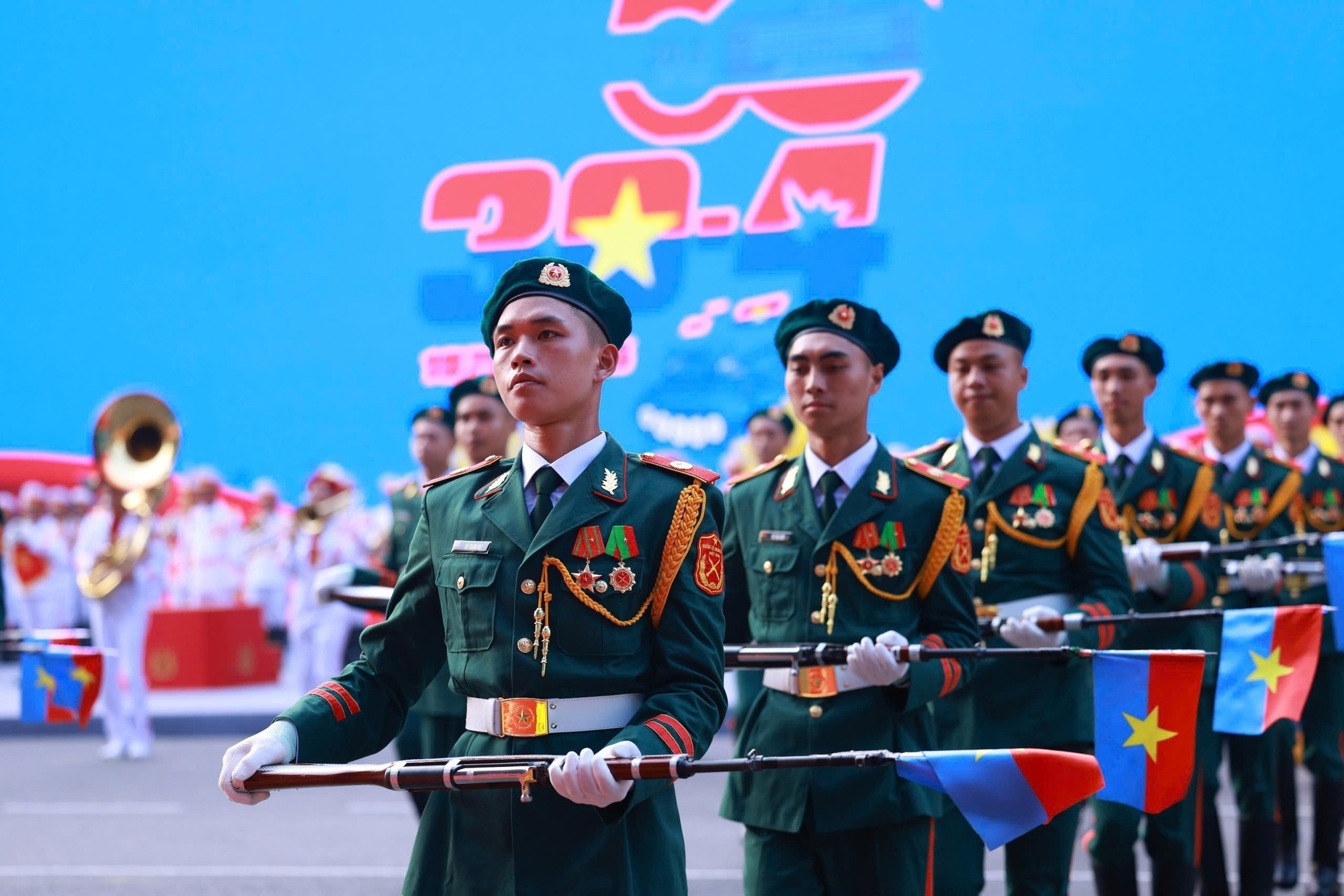 Màn súng kết hợp quân nhạc xếp hình nghệ thuật “Đất nước trọn niềm vui” do Đoàn Nghi lễ Quân đội, Trường Đại học Văn hoá Nghệ thuật Quân đội, Đoàn Văn công Quân khu 1, Đoàn văn công quân khu 3 , Đoàn văn công Quân khu 9 biểu diễn. Ảnh: TTXVN Màn súng kết hợp quân nhạc xếp hình nghệ thuật “Đất nước trọn niềm vui” do Đoàn Nghi lễ Quân đội, Trường Đại học Văn hoá Nghệ thuật Quân đội, Đoàn Văn công Quân khu 1, Đoàn văn công quân khu 3 , Đoàn văn công Quân khu 9 biểu diễn. Ảnh: TTXVN