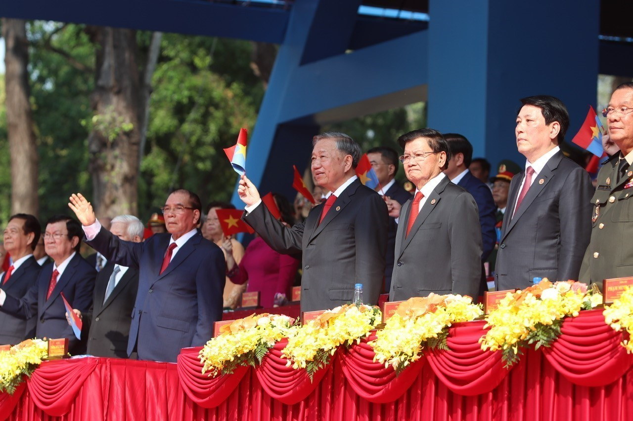 Tổng Bí thư Tô Lâm và các đại biểu theo dõi cuộc diễu binh, diễu hành từ trên lễ đài. Ảnh: TTXVN Tổng Bí thư Tô Lâm và các đại biểu theo dõi cuộc diễu binh, diễu hành từ trên lễ đài. Ảnh: TTXVN