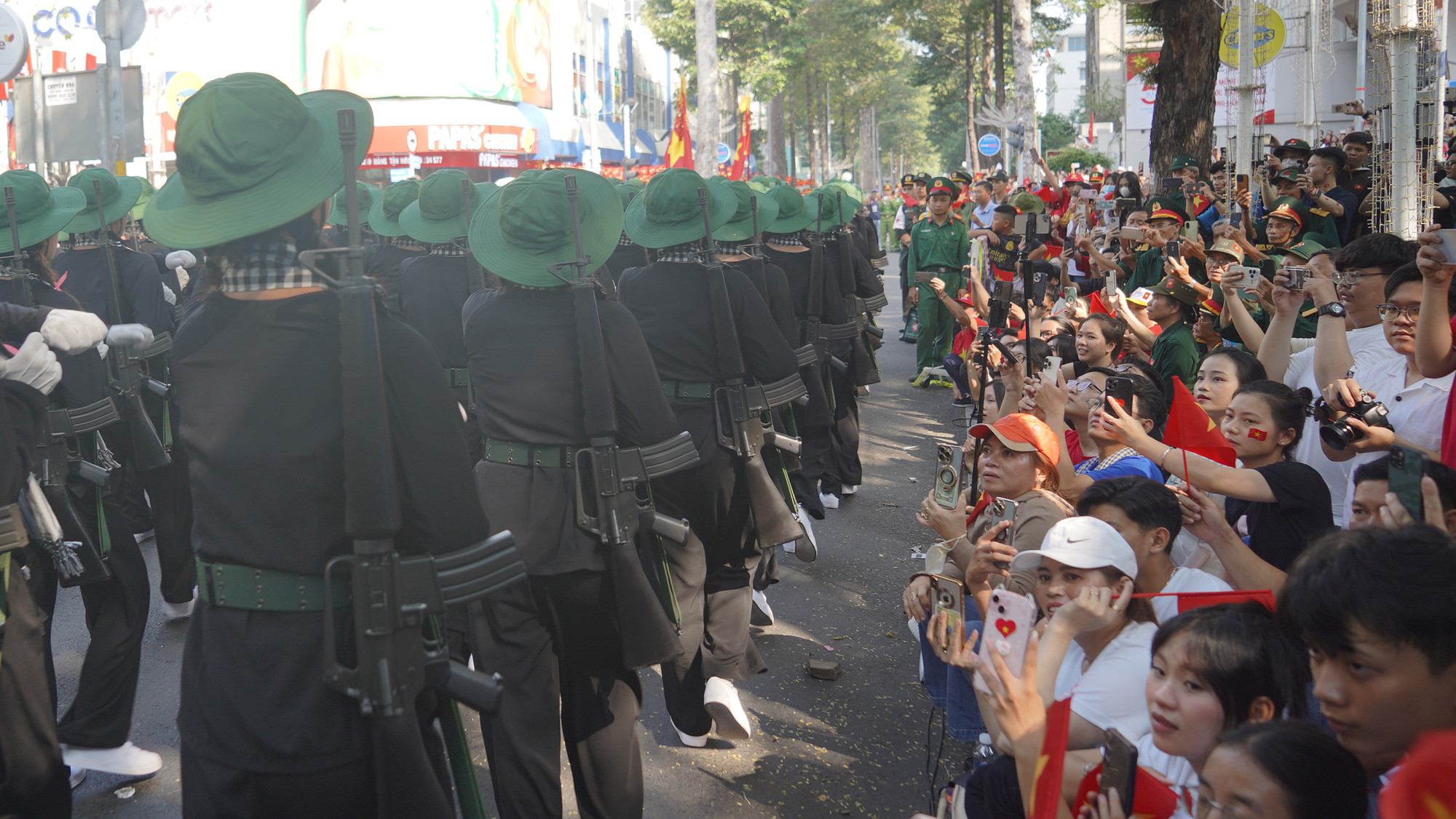 Người dân đón chào đoàn tại đường Nam Kỳ Khởi Nghĩa (ẢNh: THẾ ANH) Người dân đón chào đoàn tại đường Nam Kỳ Khởi Nghĩa (ẢNh: THẾ ANH)