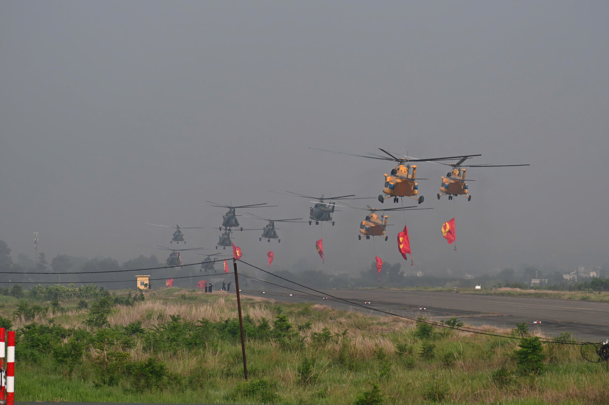 Phi đội trực thăng mang cờ Tổ quốc cất cánh từ sân bay Biên Hòa