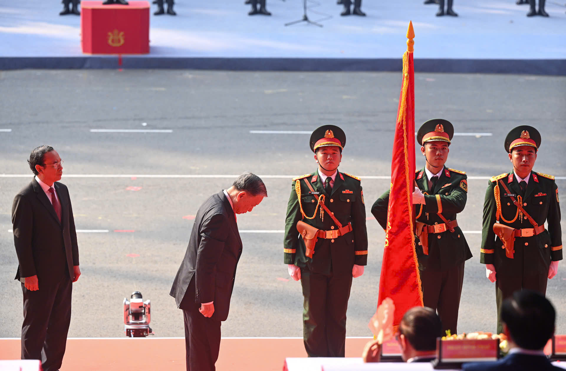 Tổng Bí thư Tô Lâm, thay mặt lãnh đạo Đảng, Nhà nước trao tặng danh hiệu “Anh hùng Lao động” cho Đảng bộ, Chính quyền và Nhân dân Thành phố Hồ Chí Minh. Ảnh: DUY LINH