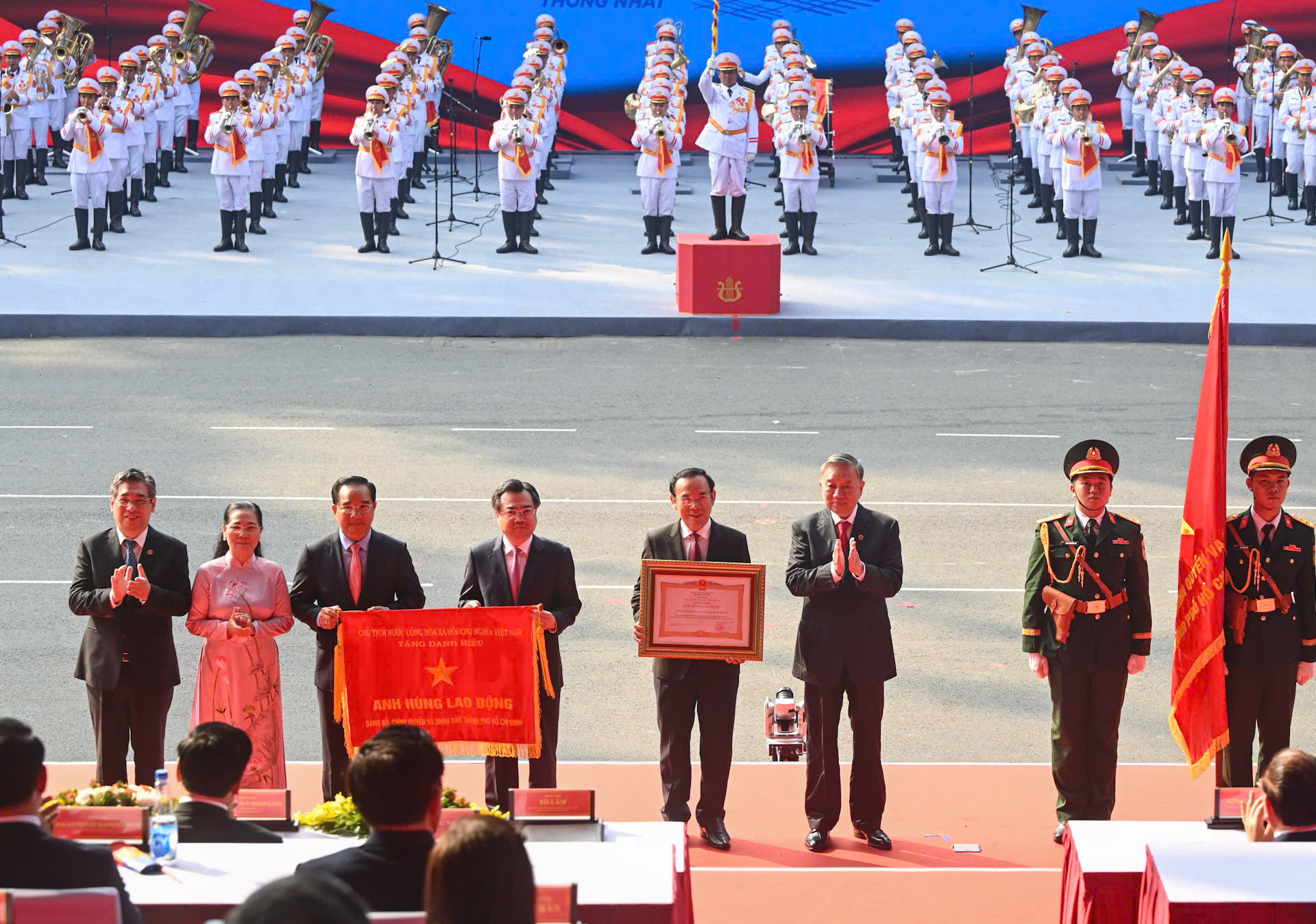 Tổng Bí thư Tô Lâm, thay mặt lãnh đạo Đảng, Nhà nước trao tặng danh hiệu “Anh hùng Lao động” cho Đảng bộ, Chính quyền và Nhân dân Thành phố Hồ Chí Minh. Ảnh: DUY LINH