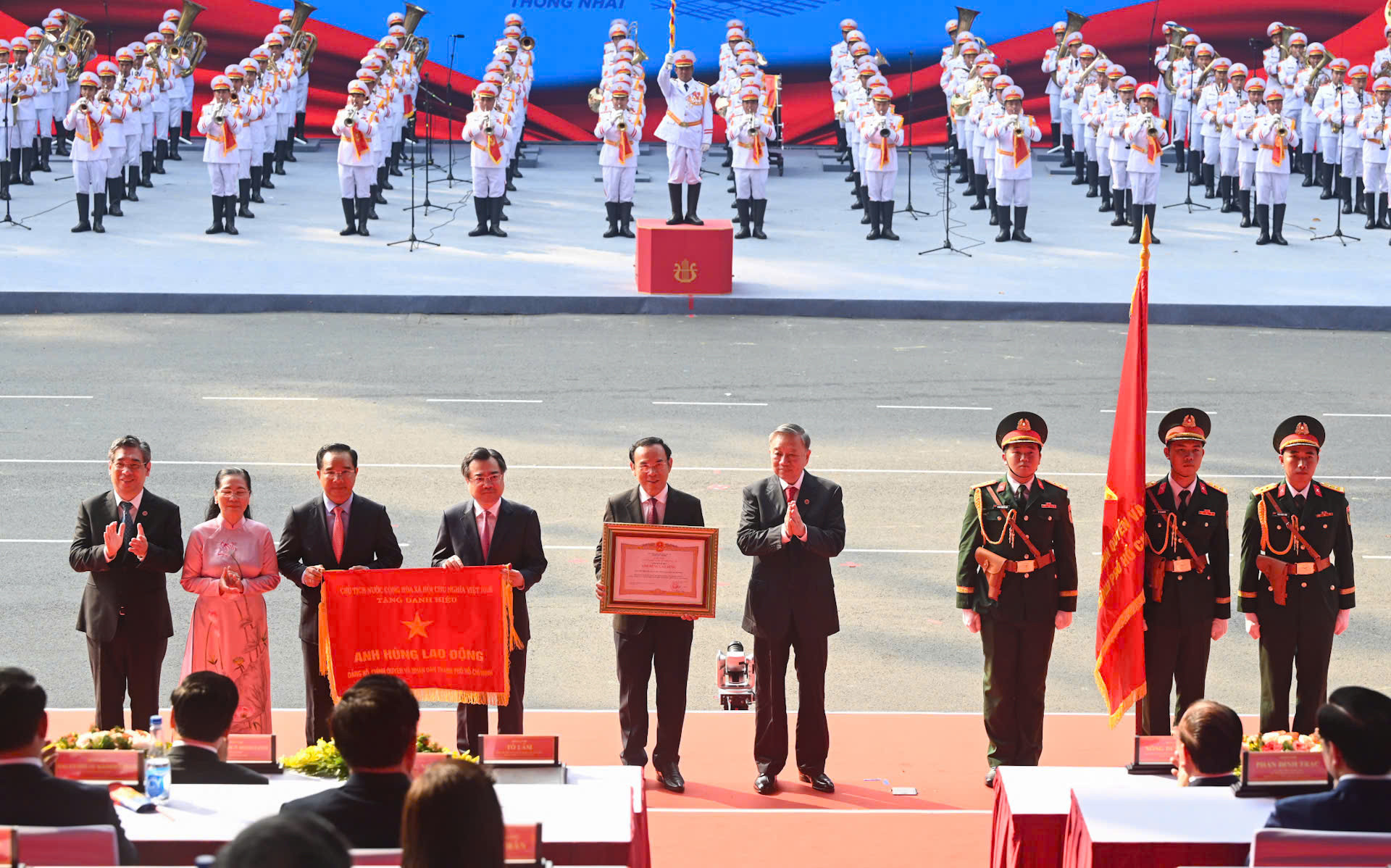 Tổng Bí thư Tô Lâm, thay mặt lãnh đạo Đảng, Nhà nước trao tặng danh hiệu “Anh hùng Lao động” cho Đảng bộ, Chính quyền và Nhân dân Thành phố Hồ Chí Minh. Ảnh: DUY LINH