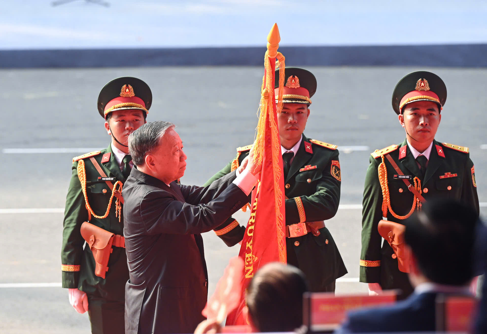 Tổng Bí thư Tô Lâm, thay mặt lãnh đạo Đảng, Nhà nước trao tặng danh hiệu “Anh hùng Lao động” cho Đảng bộ, Chính quyền và Nhân dân Thành phố Hồ Chí Minh. Ảnh: DUY LINH