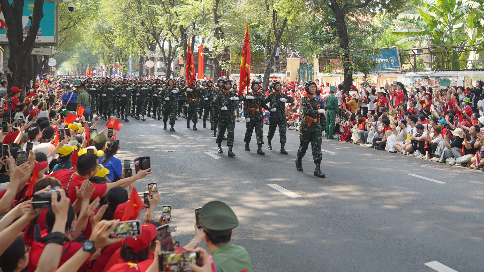 Người dân đón chào đoàn tại đường Nam Kỳ Khởi Nghĩa (Ảnh: THẾ ANH) Người dân đón chào đoàn tại đường Nam Kỳ Khởi Nghĩa (Ảnh: THẾ ANH)