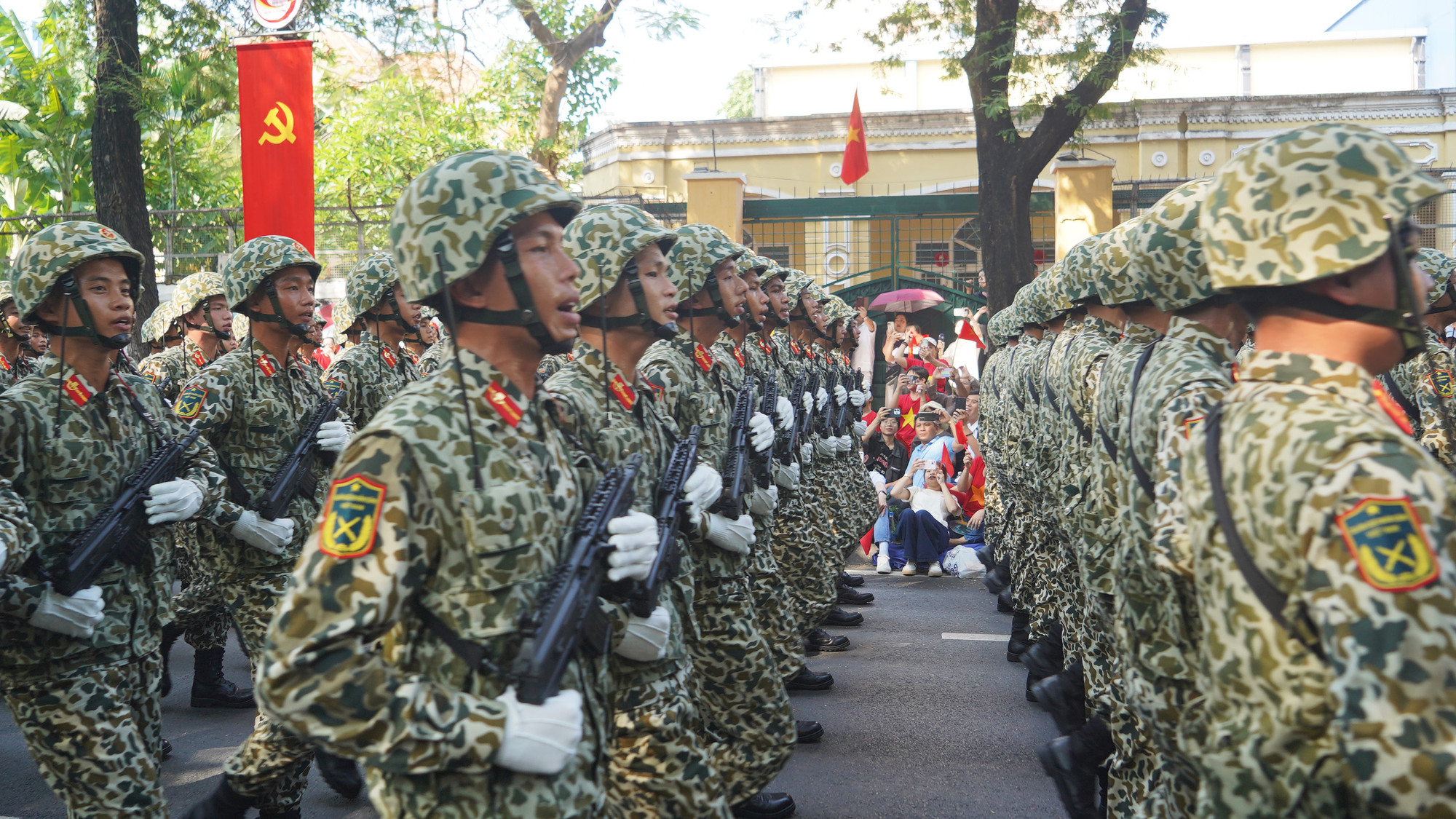 Người dân đón chào đoàn tại đường Nam Kỳ Khởi Nghĩa (Ảnh: THẾ ANH) Người dân đón chào đoàn tại đường Nam Kỳ Khởi Nghĩa (Ảnh: THẾ ANH)
