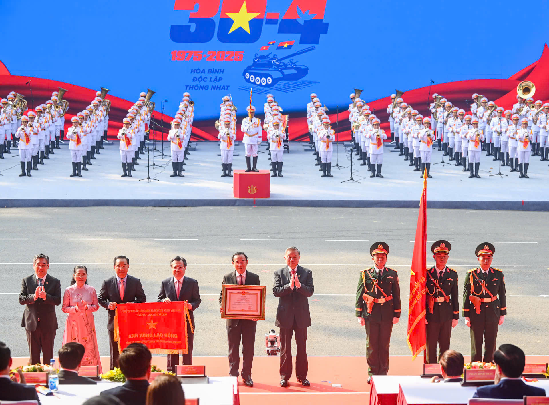 Tổng Bí thư Tô Lâm, thay mặt lãnh đạo Đảng, Nhà nước trao tặng danh hiệu “Anh hùng Lao động” cho Đảng bộ, Chính quyền và Nhân dân Thành phố Hồ Chí Minh. Ảnh: DUY LINH