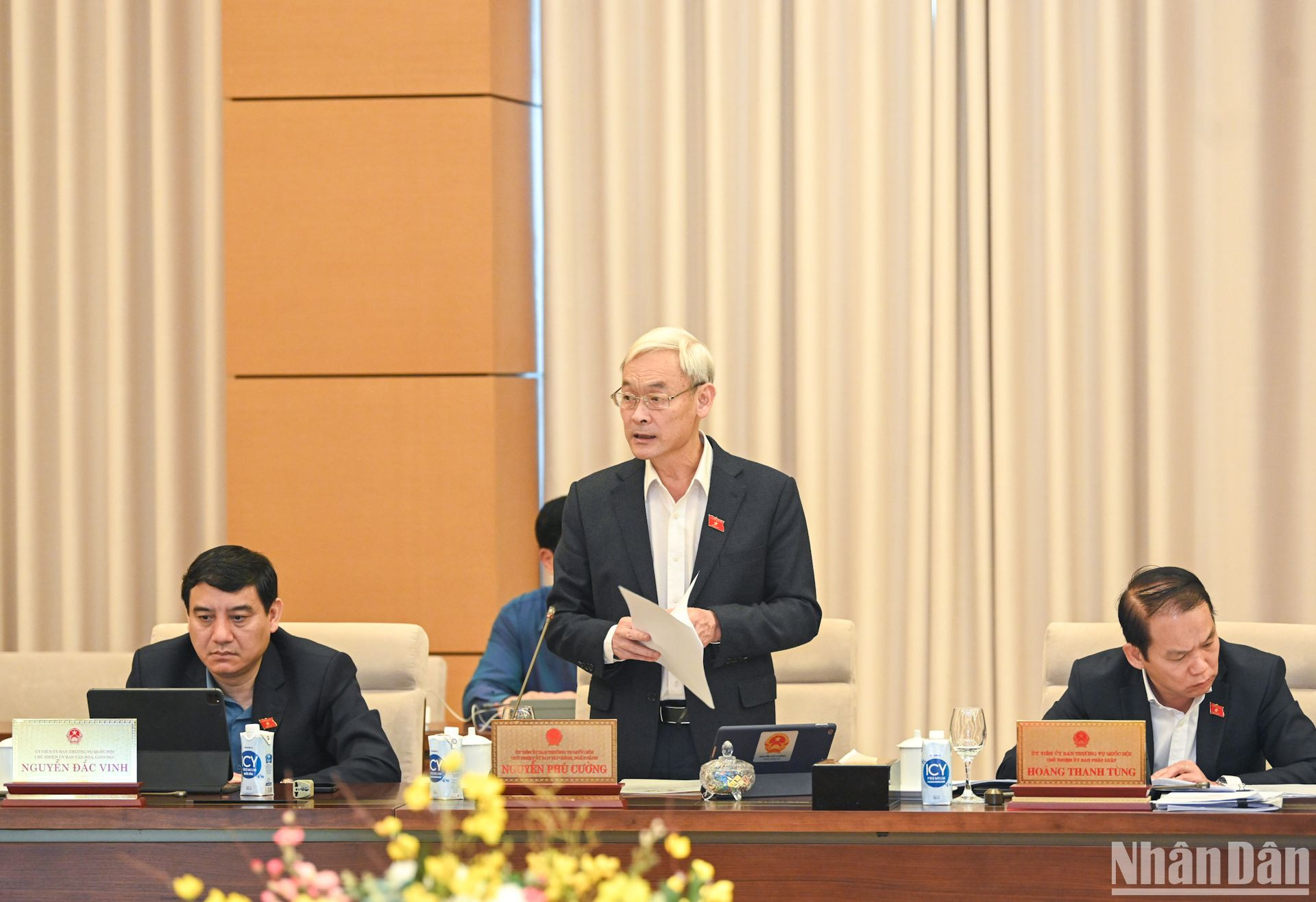 Chủ nhiệm Ủy ban Tài chính, Ngân sách Nguyễn Phú Cường trình bày báo cáo.