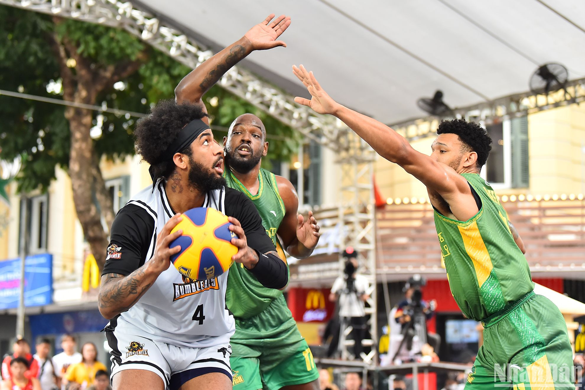 Ngoài 4 đội bóng chuyên nghiệp VBA (Thang Long Warriors, Saigon Heat, Ho Chi Minh City Wings và Cantho Catfish), giải năm nay còn có sự tham gia của 7 đội bóng khách mời: Hoop Dreams, Ares BKK (từ Thái Lan), New Sports, Rising Stars (từ Malaysia), Bumblebees, The Performance lab và Vietnam Select.