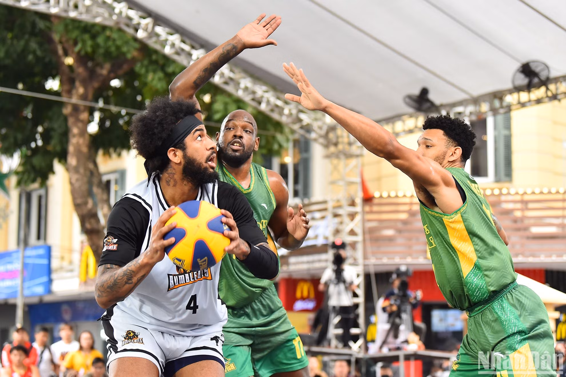 Ngoài 4 đội bóng chuyên nghiệp VBA (Thang Long Warriors, Saigon Heat, Ho Chi Minh City Wings và Cantho Catfish), giải năm nay còn có sự tham gia của 7 đội bóng khách mời: Hoop Dreams, Ares BKK (từ Thái Lan), New Sports, Rising Stars (từ Malaysia), Bumblebees, The Performance lab và Vietnam Select.