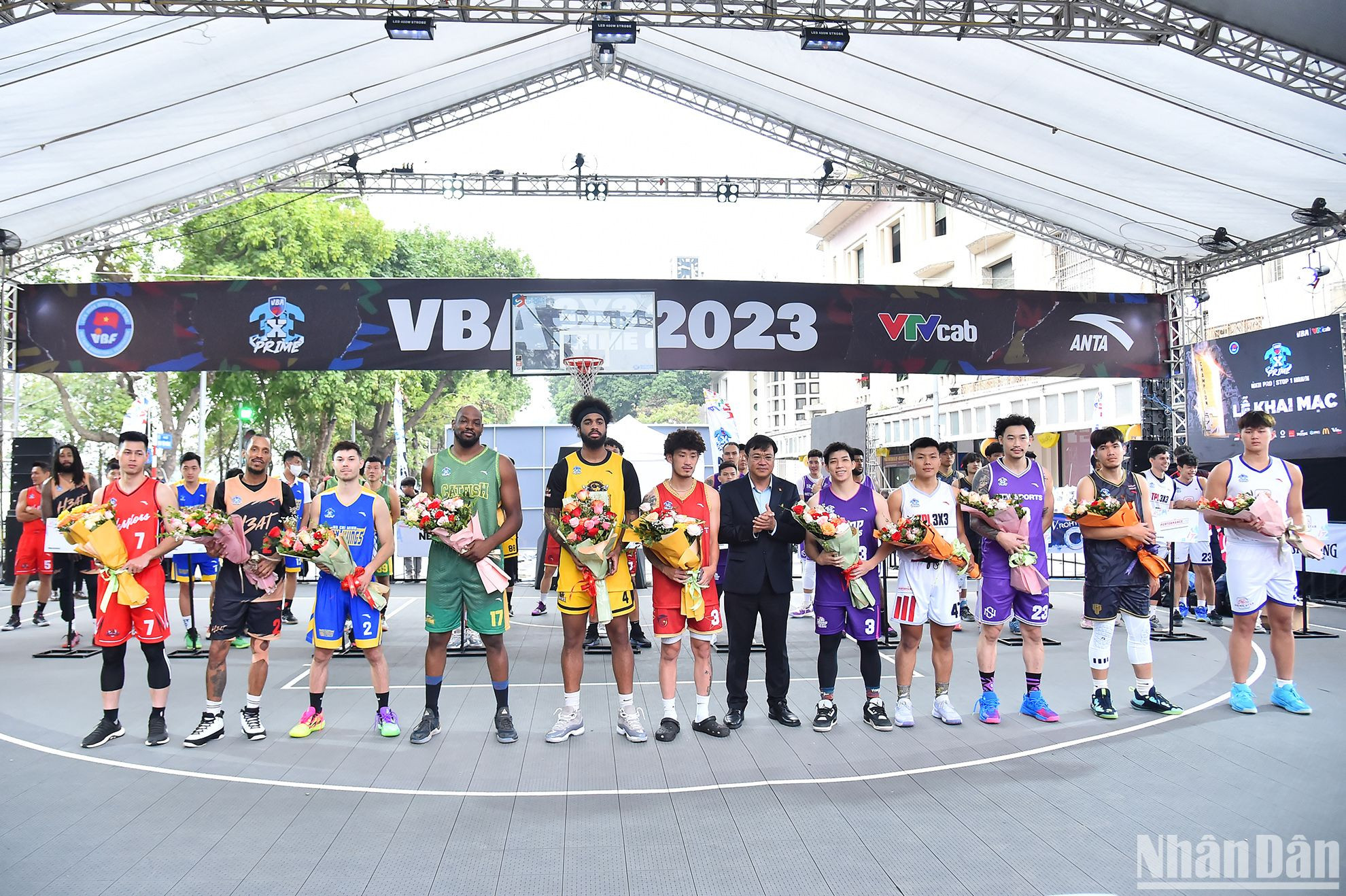 Tổng cục trưởng Tổng cục Thể dục thể thao Đặng Hà Việt trao hoa tặng các câu lạc bộ tại lễ khai mạc chuỗi sự kiện.