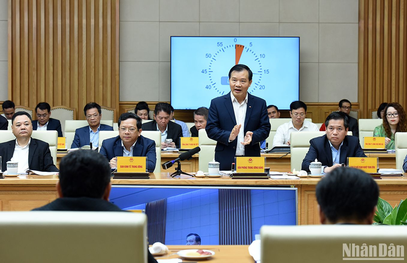 Phó chánh Văn phòng Trung ương Đảng Bùi Văn Thạch phát biểu ý kiến tại Hội nghị.