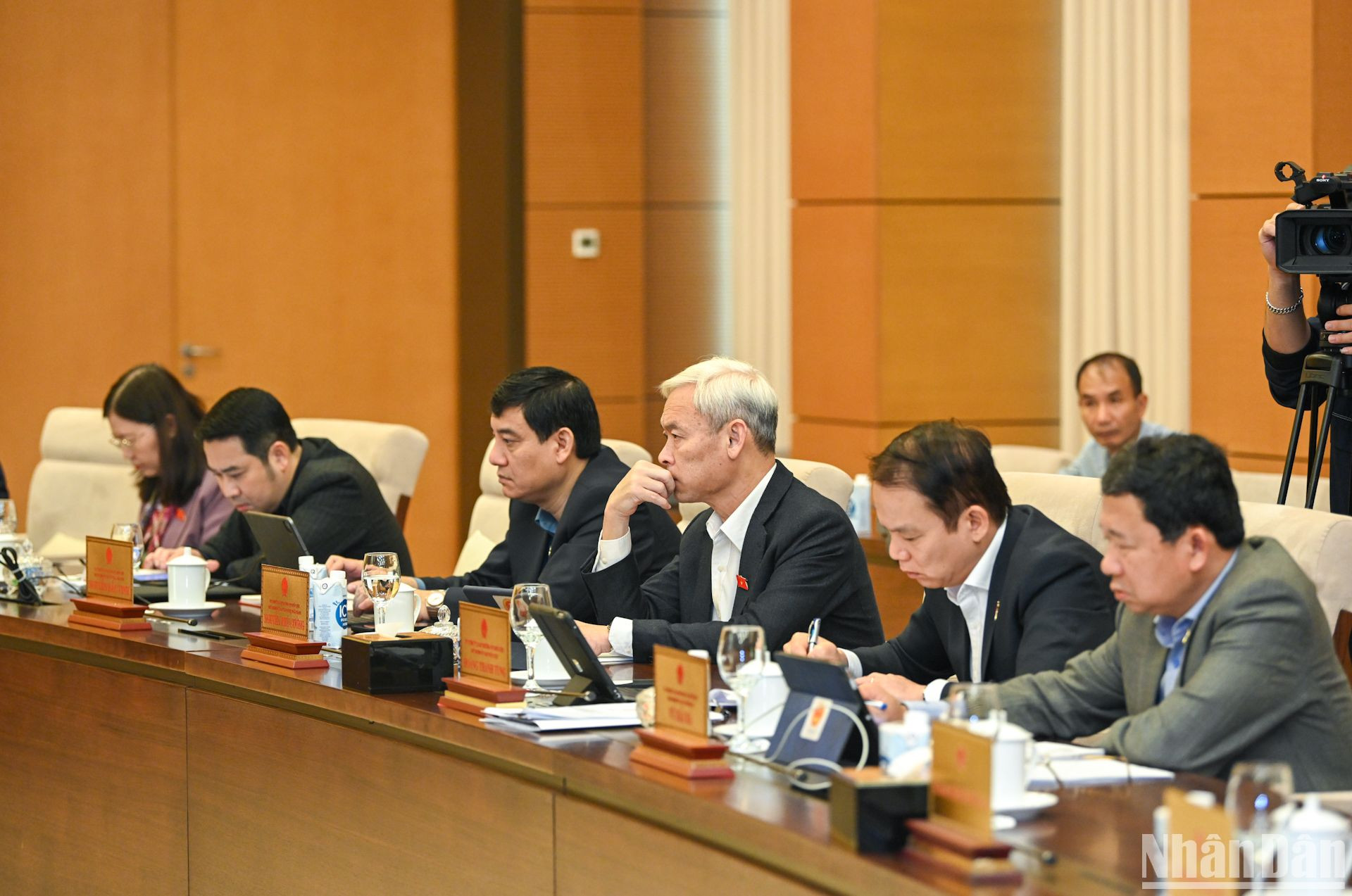 Các đồng chí Ủy viên Ủy ban Thường vụ Quốc hội dự phiên họp.