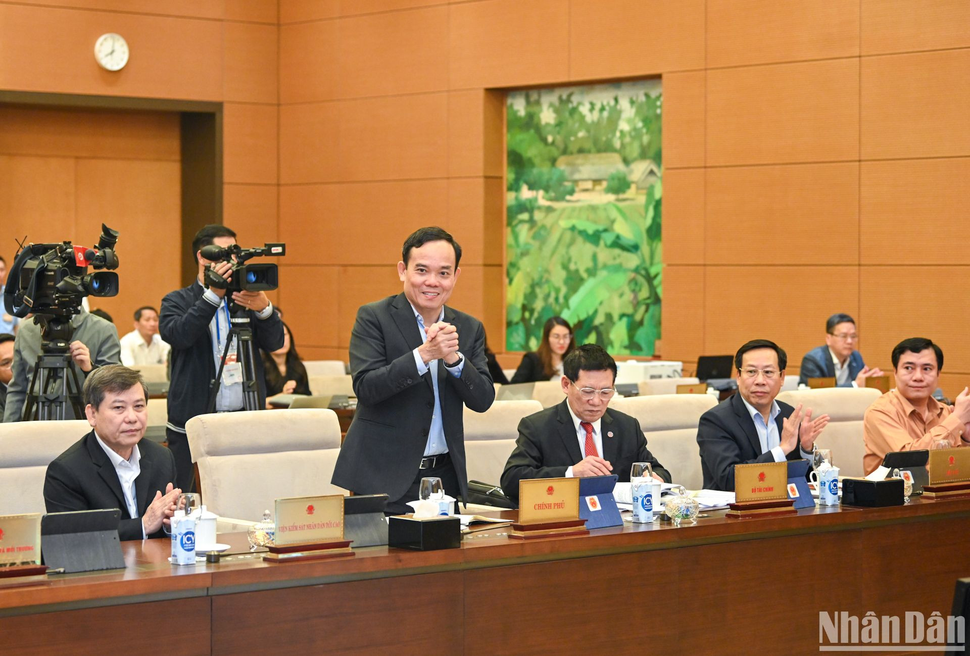 Phó Thủ tướng Trần Lưu Quang và các đại biểu dự phiên họp.