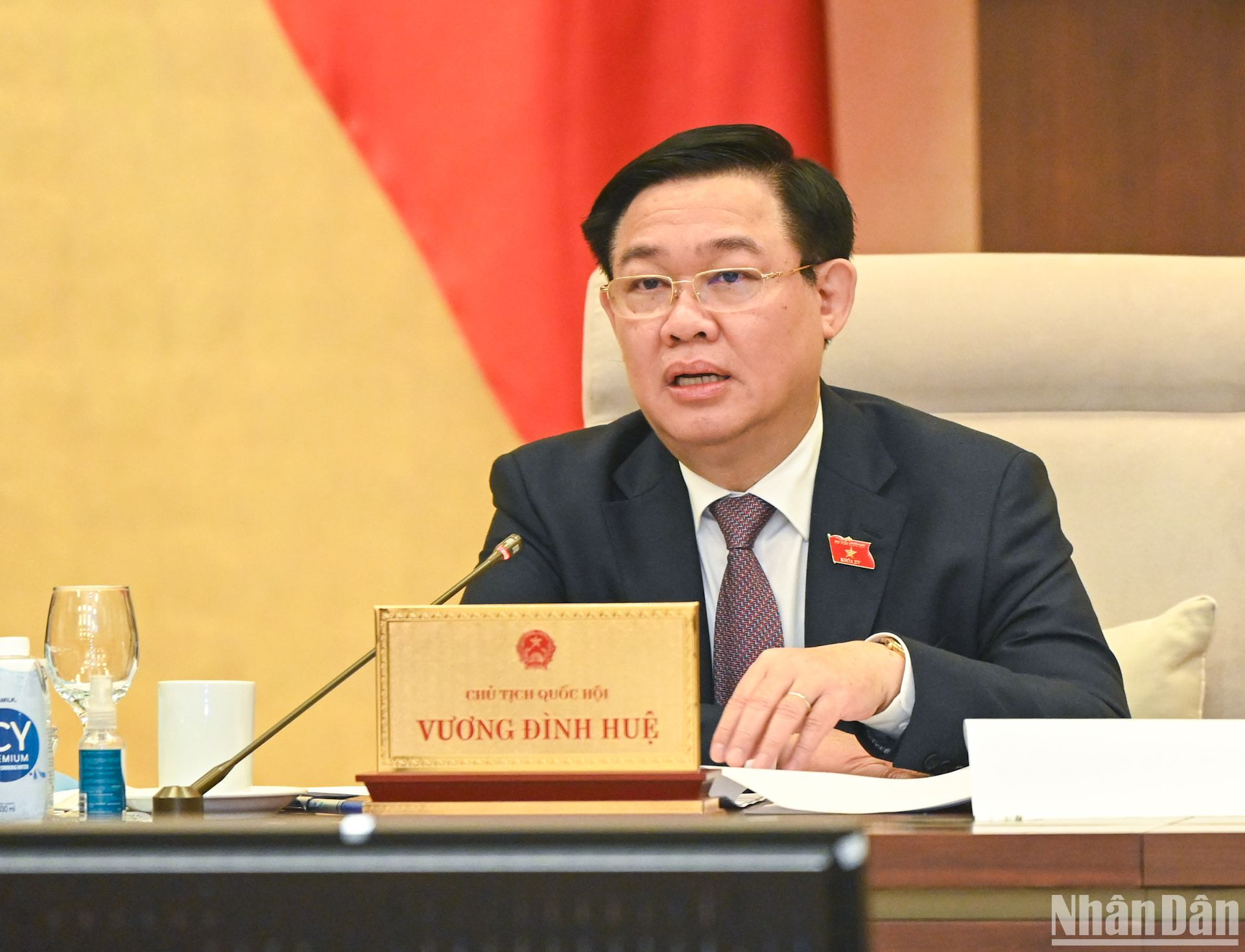 Chủ tịch Quốc hội Vương Đình Huệ phát biểu tại phiên họp.