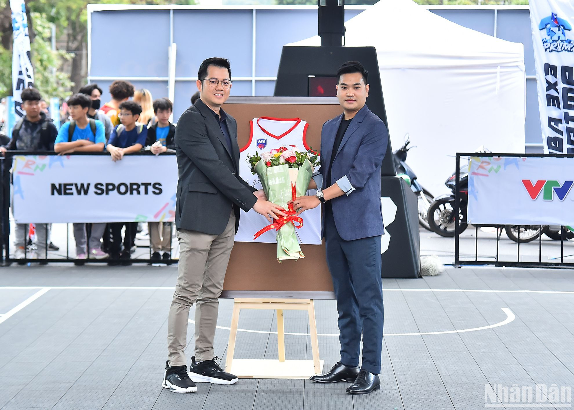 Cũng trong dịp này, VBA và thương hiệu thời trang thể thao Anta Việt Nam thực hiện lễ ký kết hợp tác. Theo đó, Anta Việt Nam chính thức trở thành nhà tài trợ độc quyền trang phục giải đấu của VBA ở 3 mùa giải VBA 2023-2025. Trong ảnh: Giám đốc điều hành VBA Trần Chu Sa và đại diện Anta Việt Nam thực hiện nghi thức ký kết hợp tác tại lễ khai mạc giải đấu.