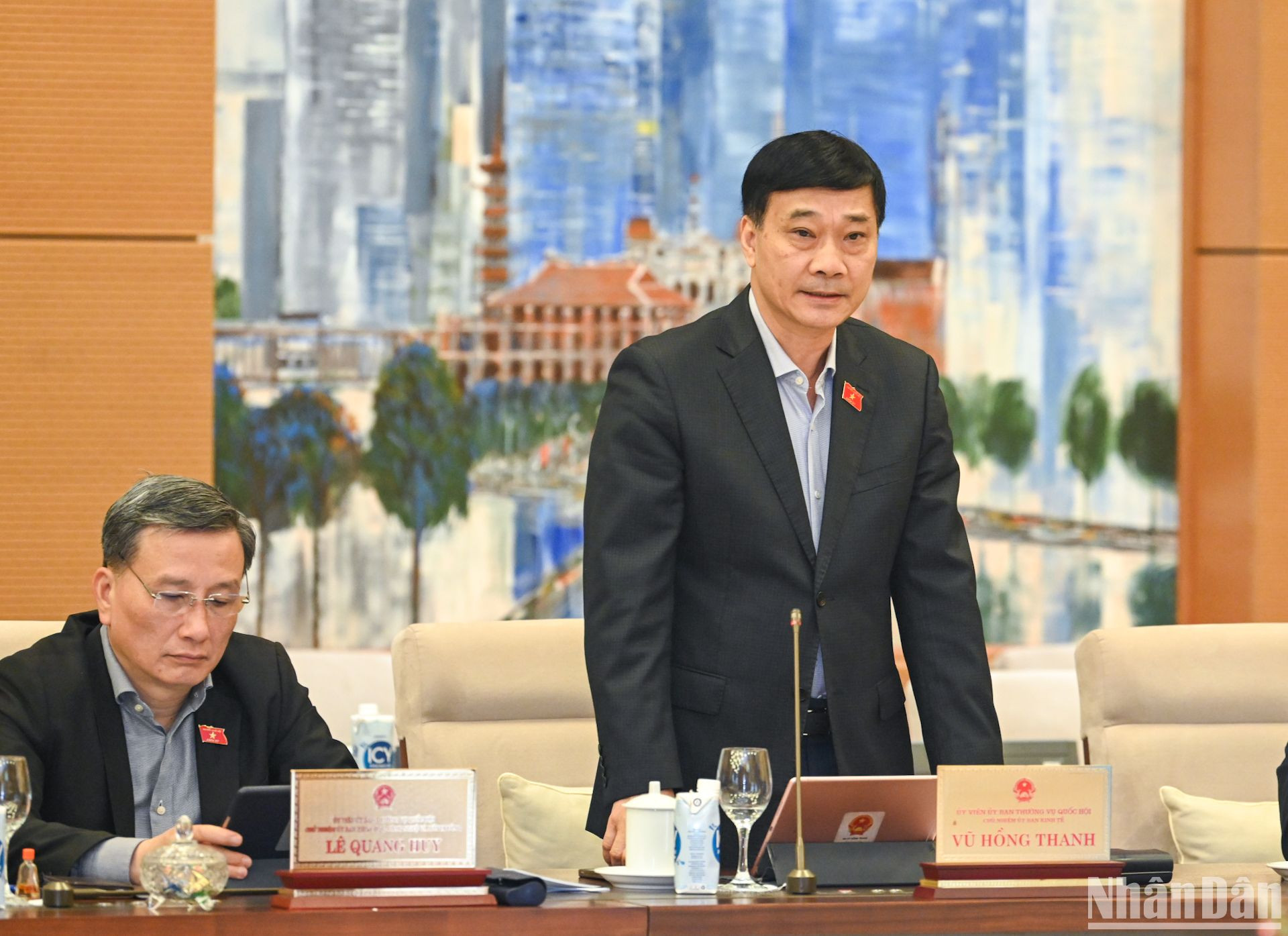 Chủ nhiệm Ủy ban Kinh tế Vũ Hồng Thanh phát biểu tại phiên họp.