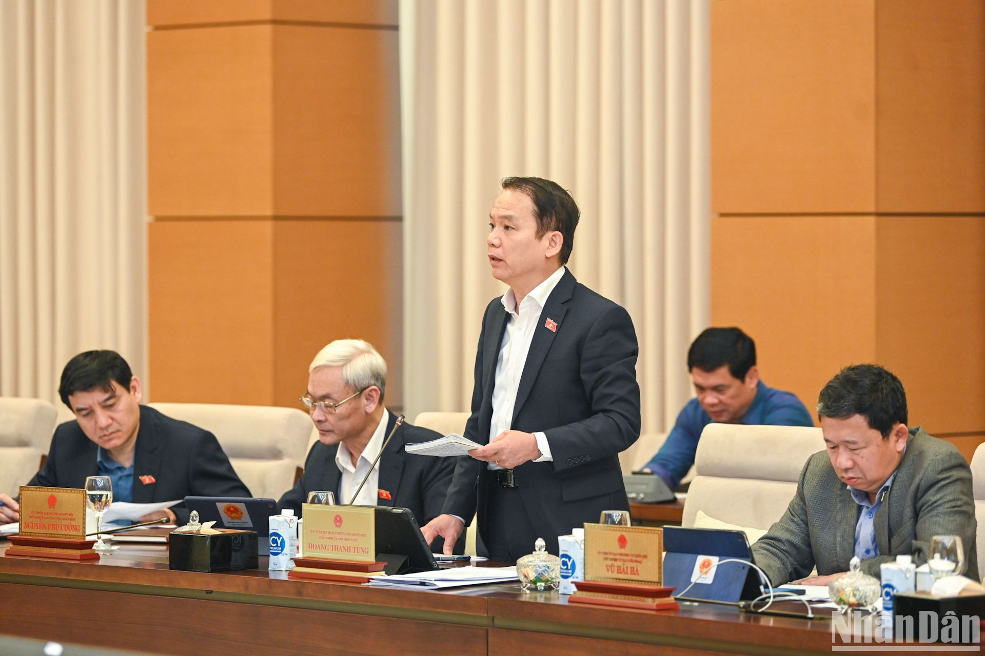 Chủ nhiệm Ủy ban Pháp luật Hoàng Thanh Tùng phát biểu tại phiên họp.