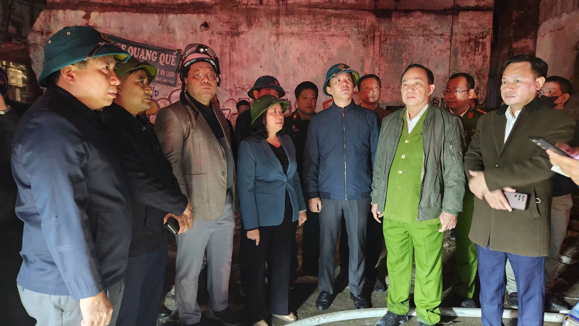 Bí thư Thành ủy Hà Nội Bùi Thị Minh Hoài cùng lãnh đạo Công an thành phố Hà Nội đã đến hiện trường chỉ đạo công tác cứu nạn cứu hộ.